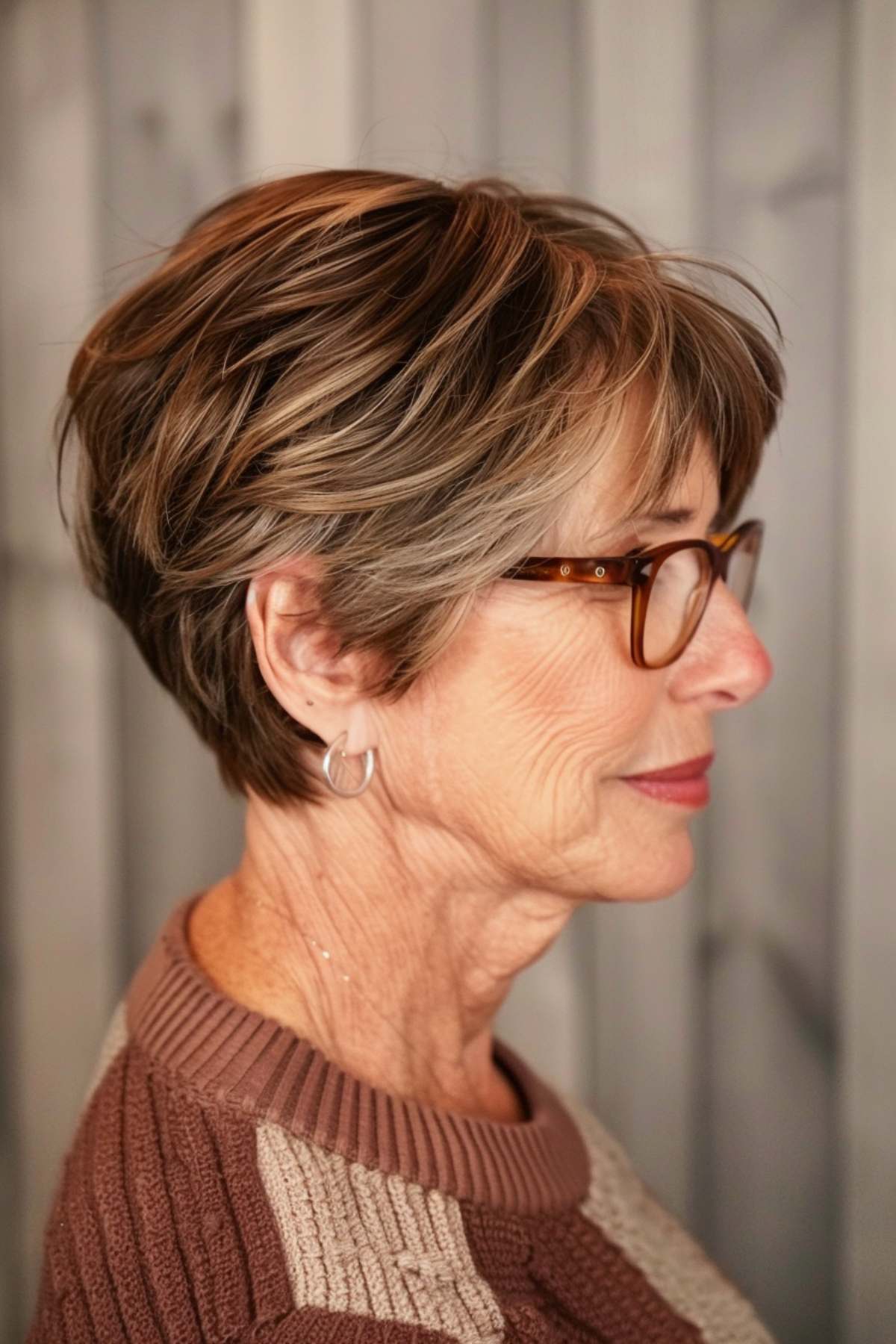 Cortes elegantes de Pixie para mulheres com mais de 70 anos com óculos | Tendências para 2026 