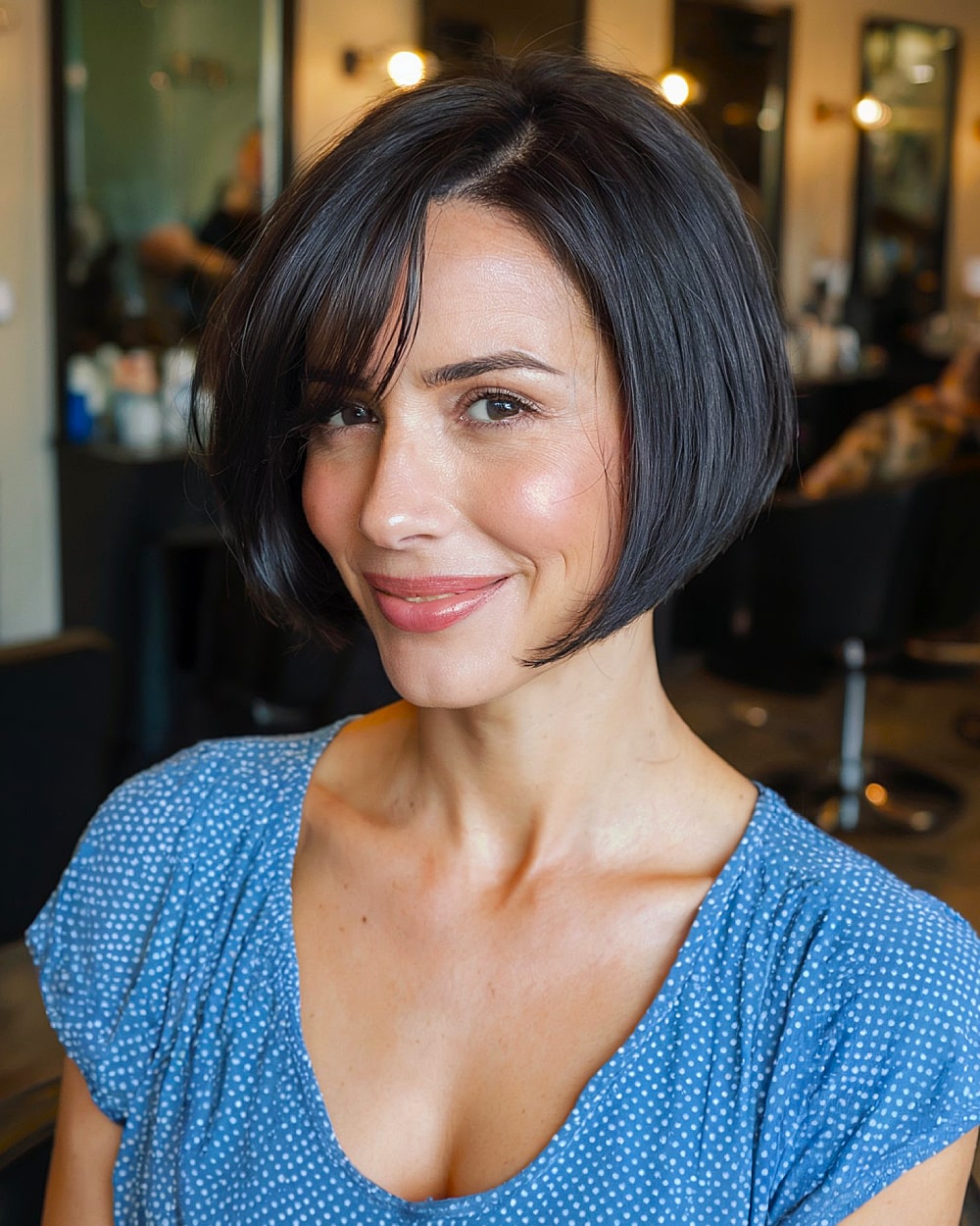 Meilleures coupes de cheveux courtes avec une frange pour les femmes de plus de 40 ans | Guide expert