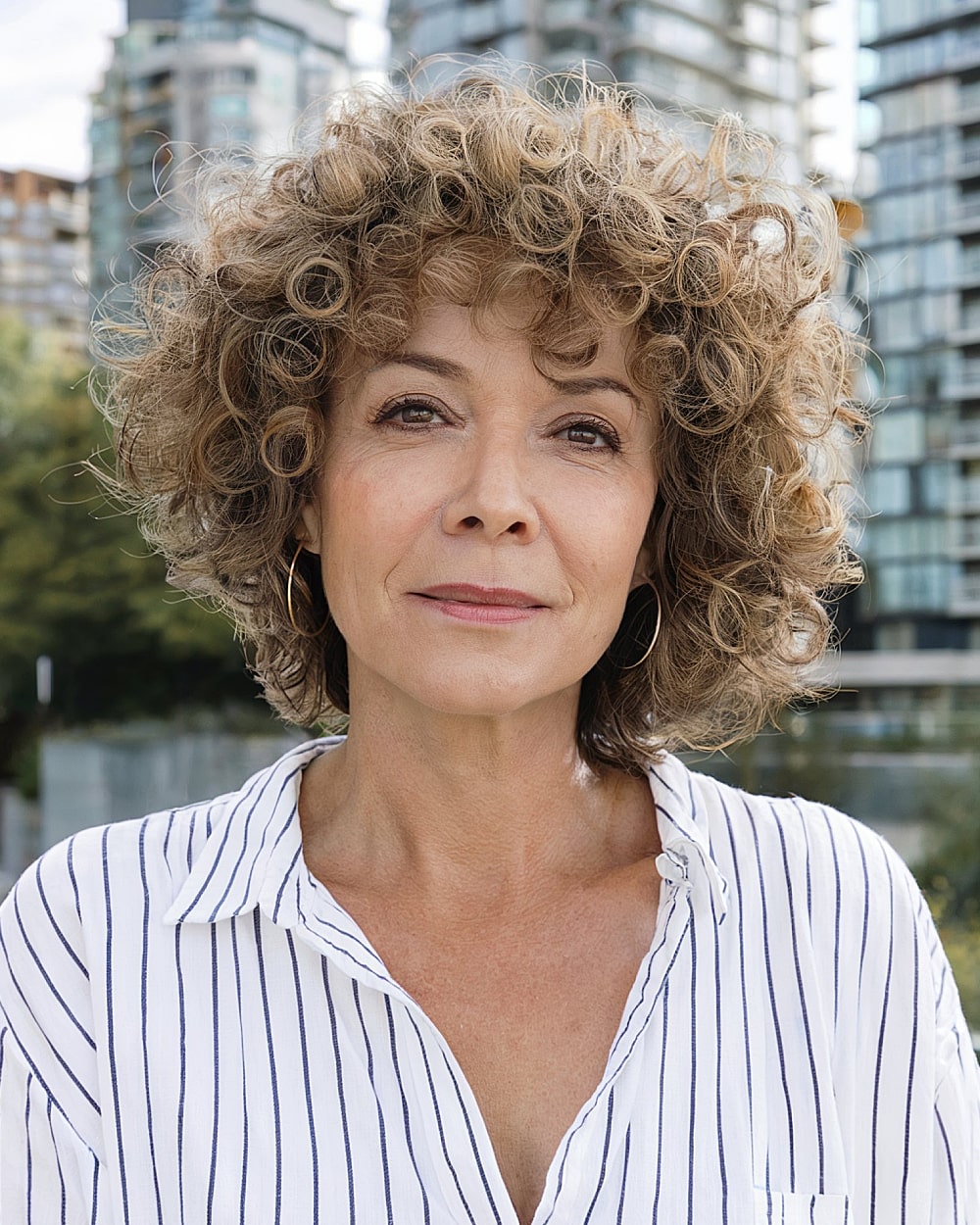 Los mejores peinados cortos para cabello grueso mayor de 50 años | Tendencias 2026 