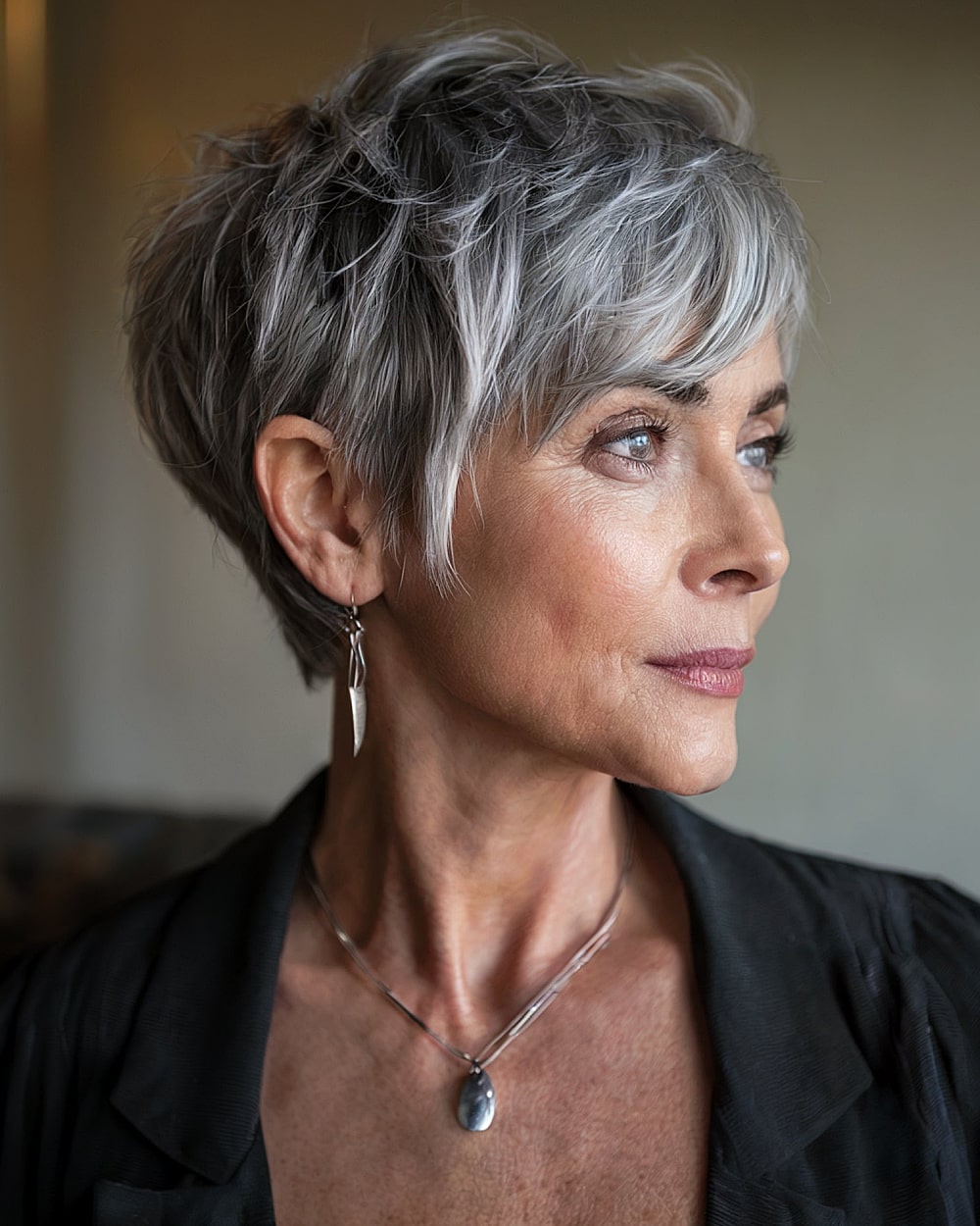 Los mejores peinados cortos para cabello grueso mayor de 50 años | Tendencias 2026 