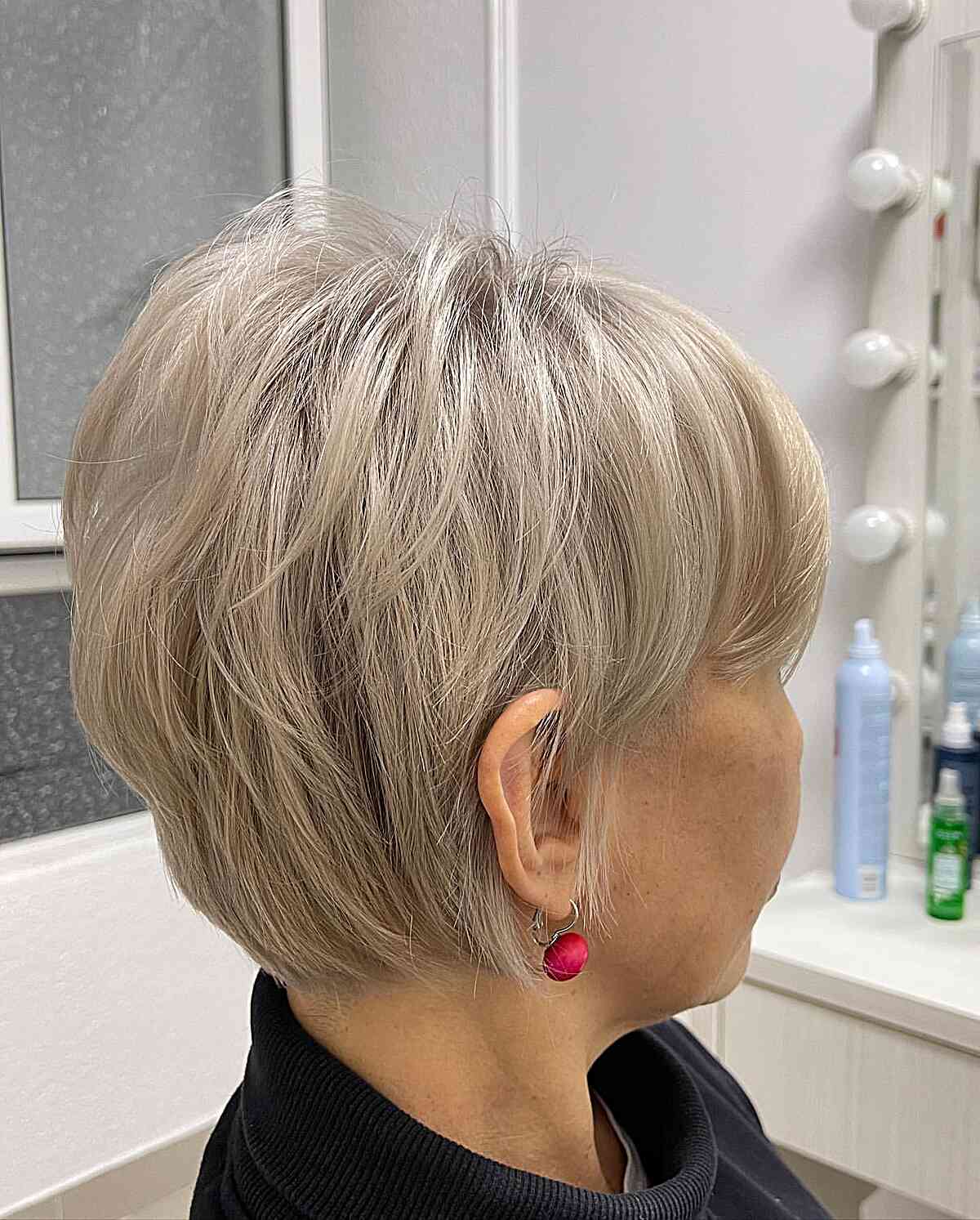 Lange Pixie-snitten voor vrouwen boven de 70:stijl en volume