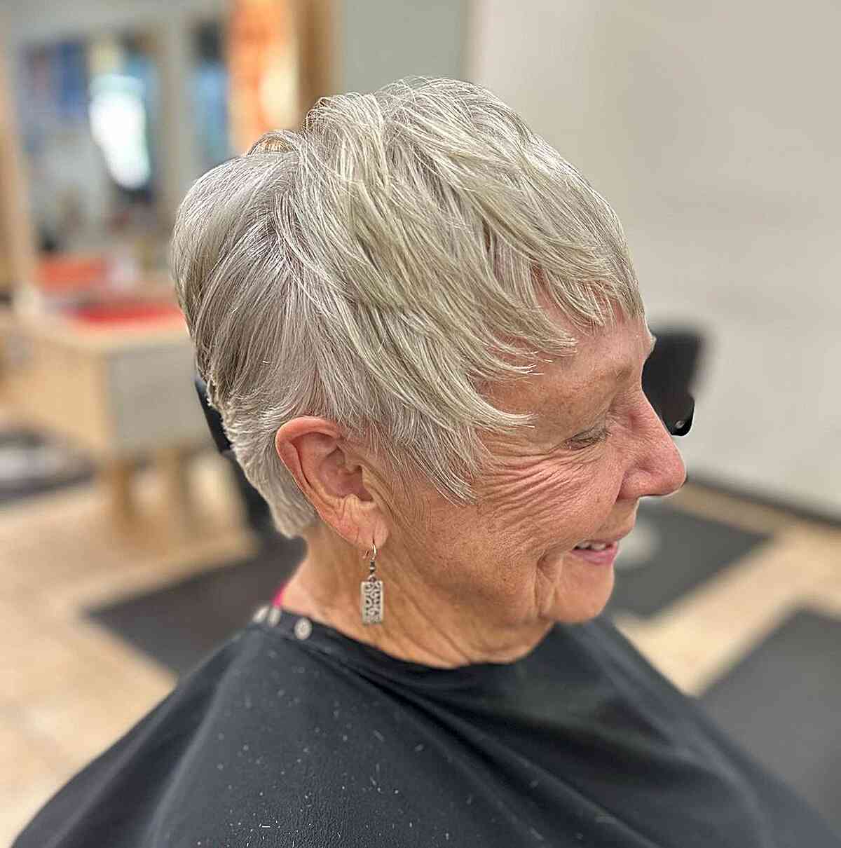 Lange Pixie-snitten voor vrouwen boven de 70:stijl en volume