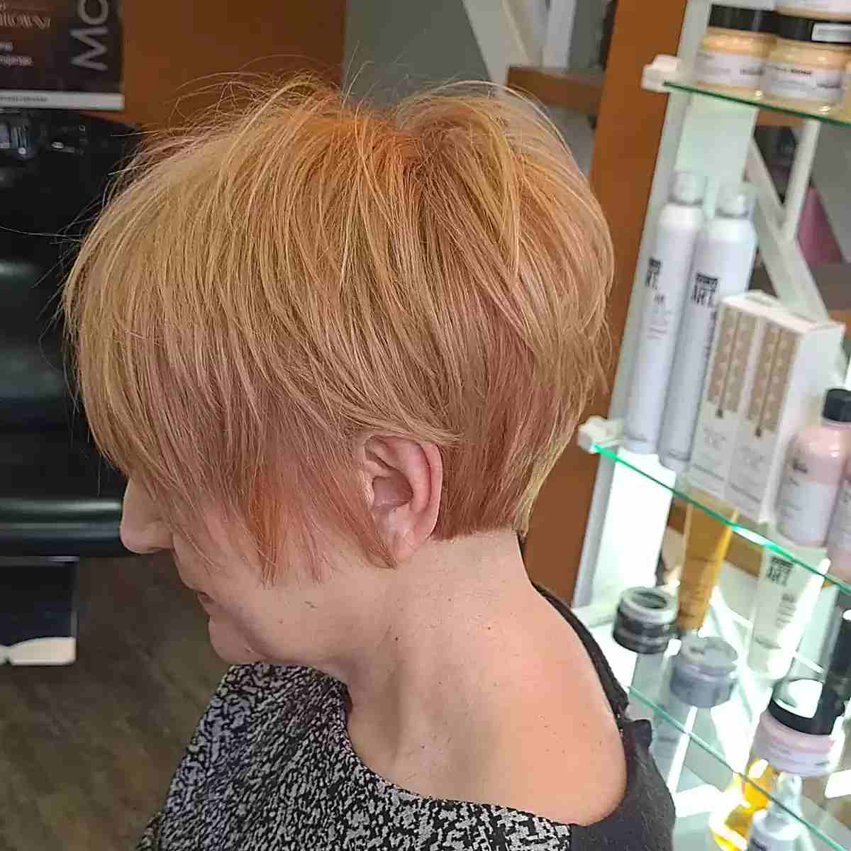 Lange Pixie-snitten voor vrouwen boven de 70:stijl en volume