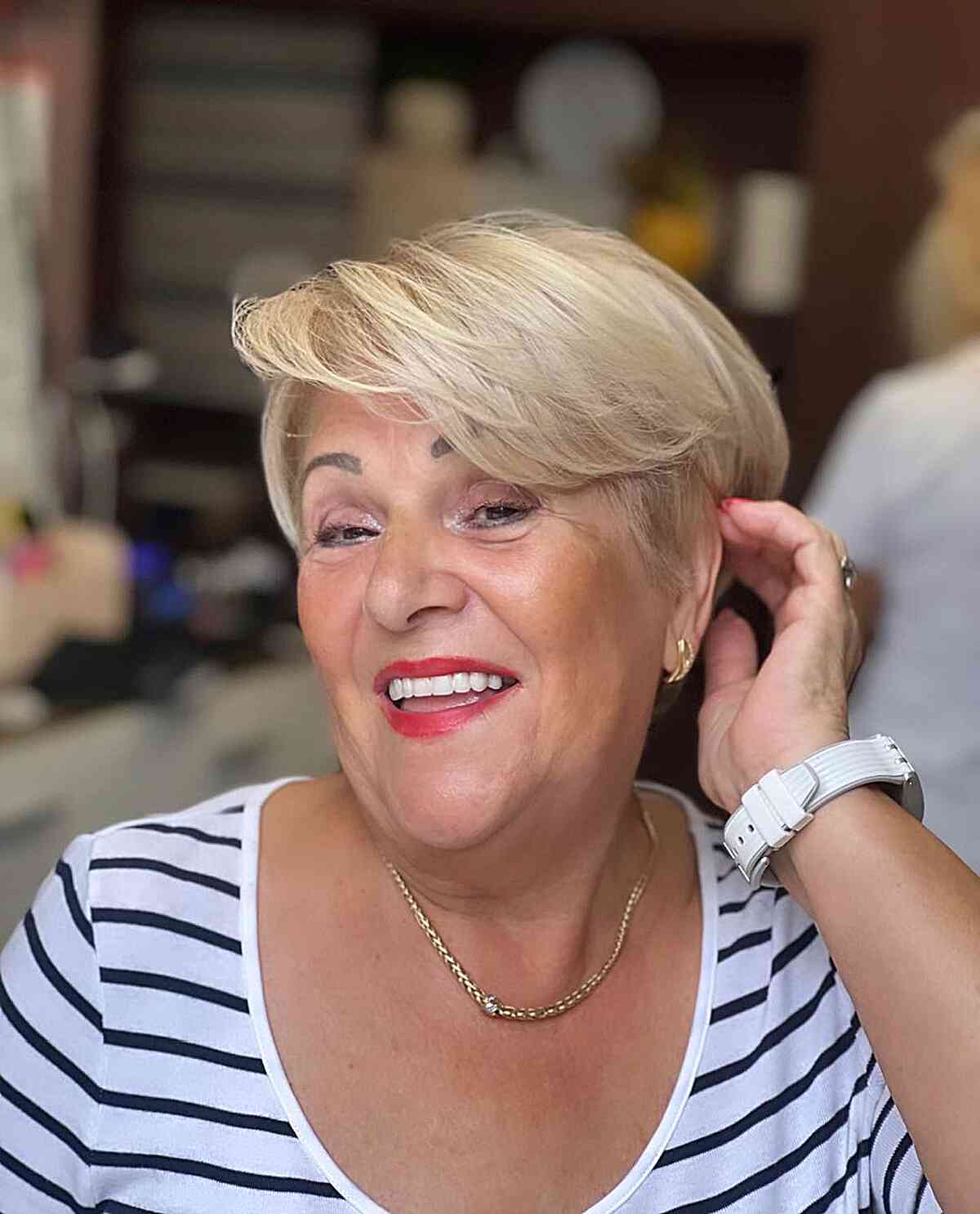 Lange Pixie-snitten voor vrouwen boven de 70:stijl en volume