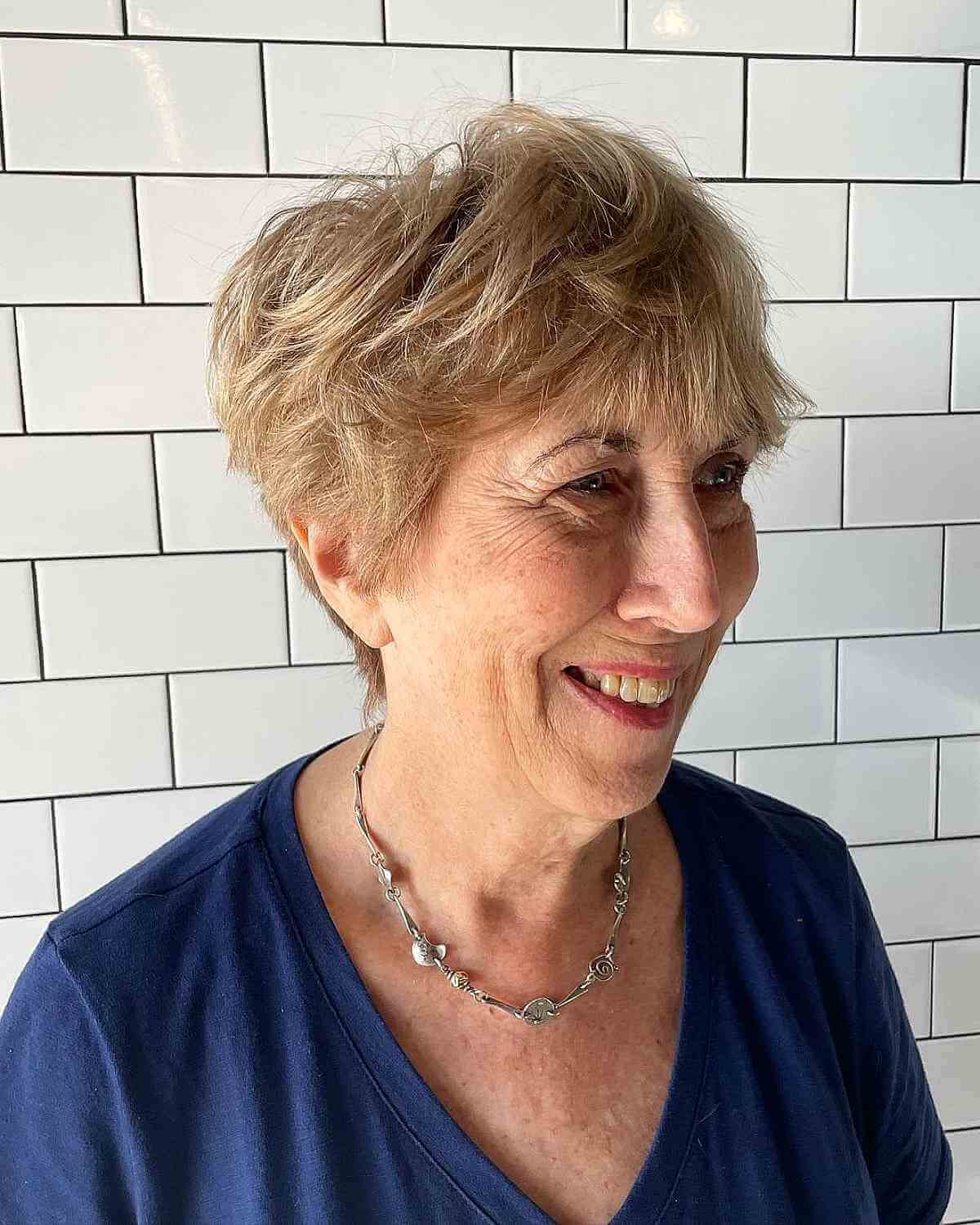 Lange Pixie-snitten voor vrouwen boven de 70:stijl en volume