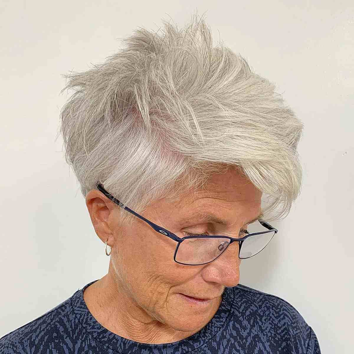 Lange Pixie-snitten voor vrouwen boven de 70:stijl en volume