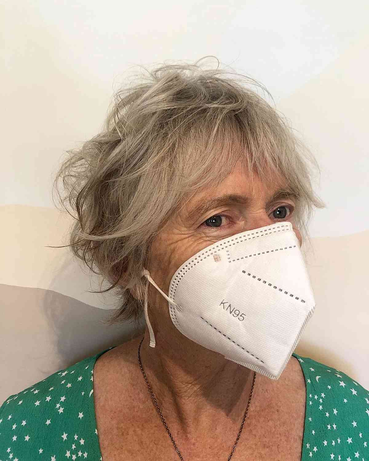 Lange Pixie-snitten voor vrouwen boven de 70:stijl en volume