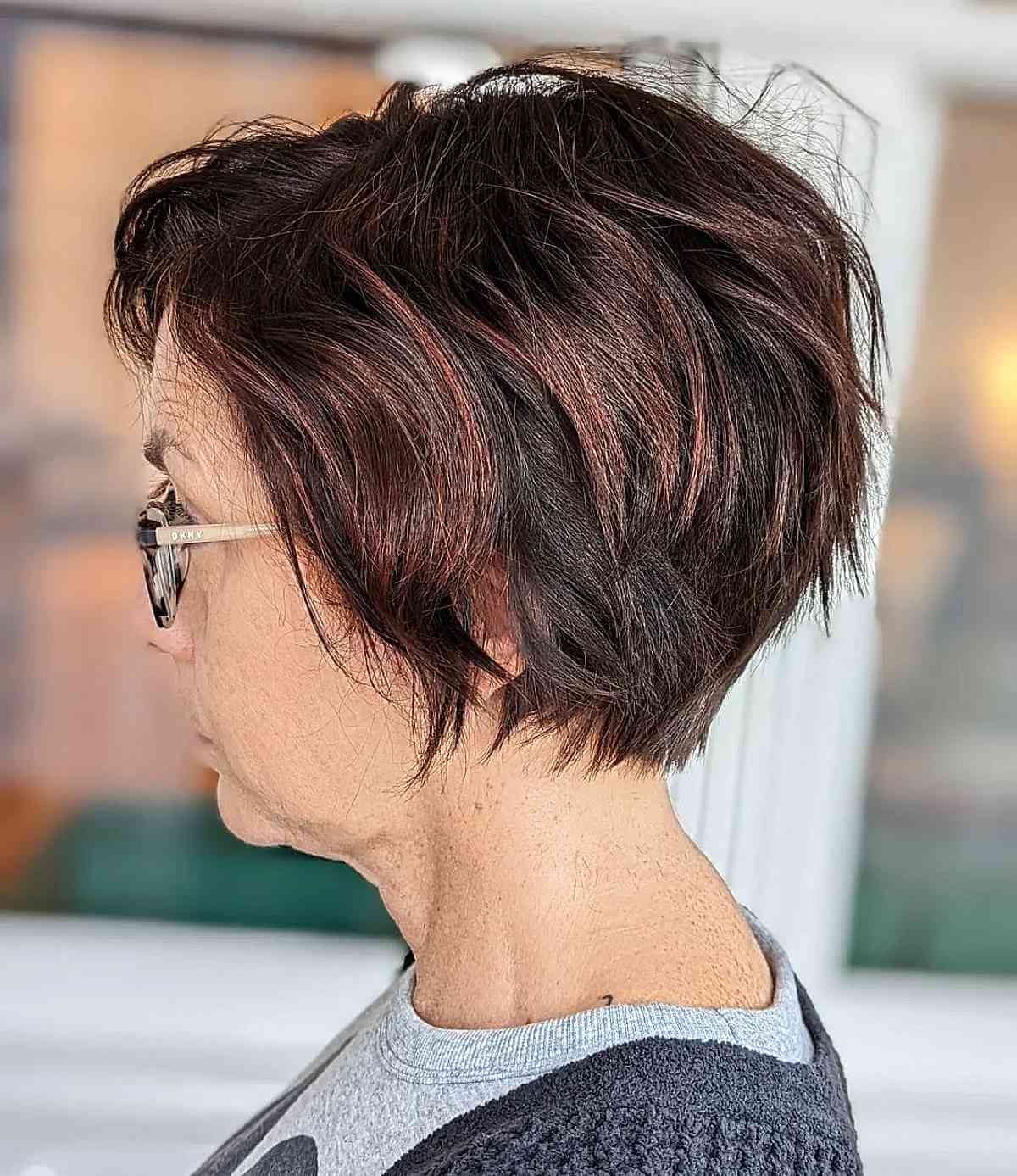 Lange Pixie-snitten voor vrouwen boven de 70:stijl en volume