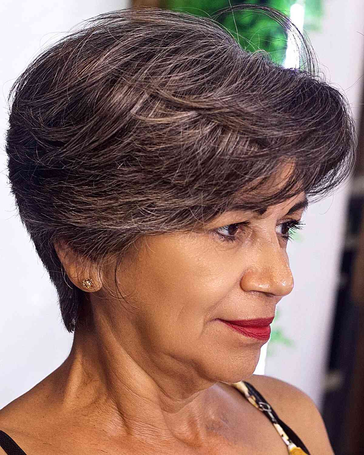 Cortes longos em camadas de Pixie:estilos e dicas de estilo | [Nome da sua marca] 