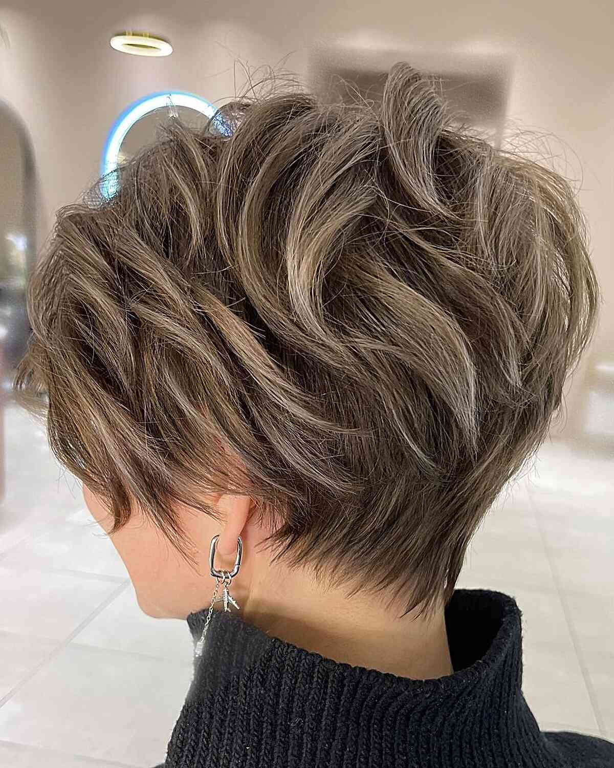 Cortes longos em camadas de Pixie:estilos e dicas de estilo | [Nome da sua marca] 