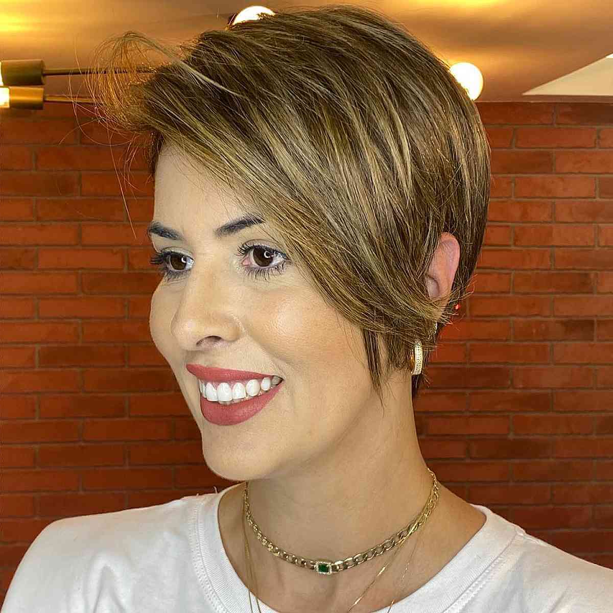 Cortes longos em camadas de Pixie:estilos e dicas de estilo | [Nome da sua marca] 