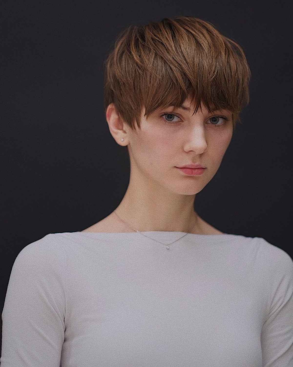 Cortes longos em camadas de Pixie:estilos e dicas de estilo | [Nome da sua marca] 