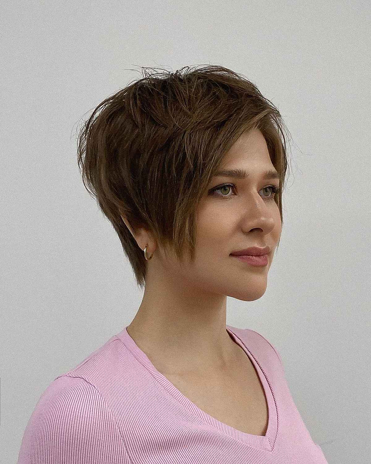 Cortes longos em camadas de Pixie:estilos e dicas de estilo | [Nome da sua marca] 