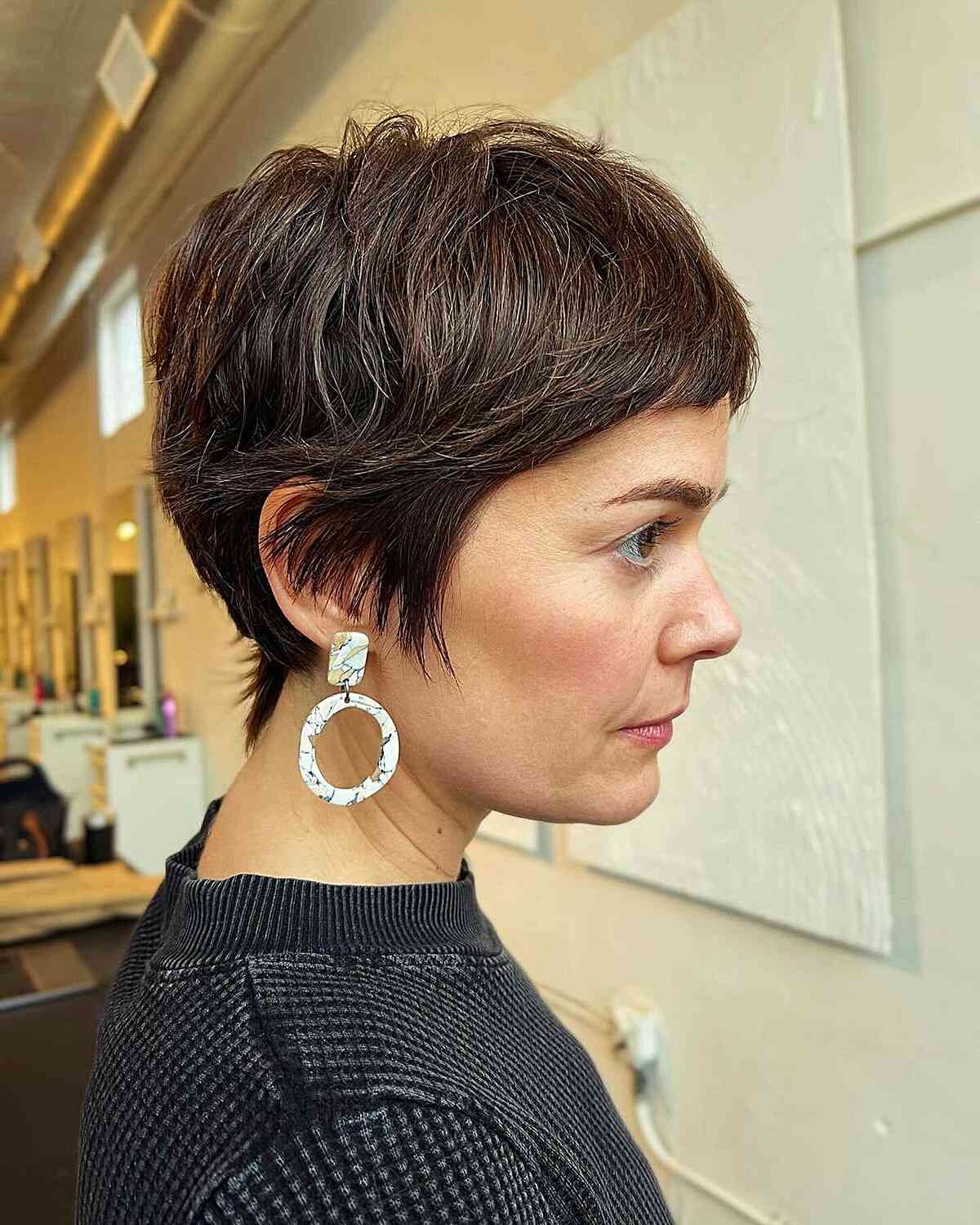 25 coupes Pixie tendance des années 90 :des styles pour chaque forme de visage