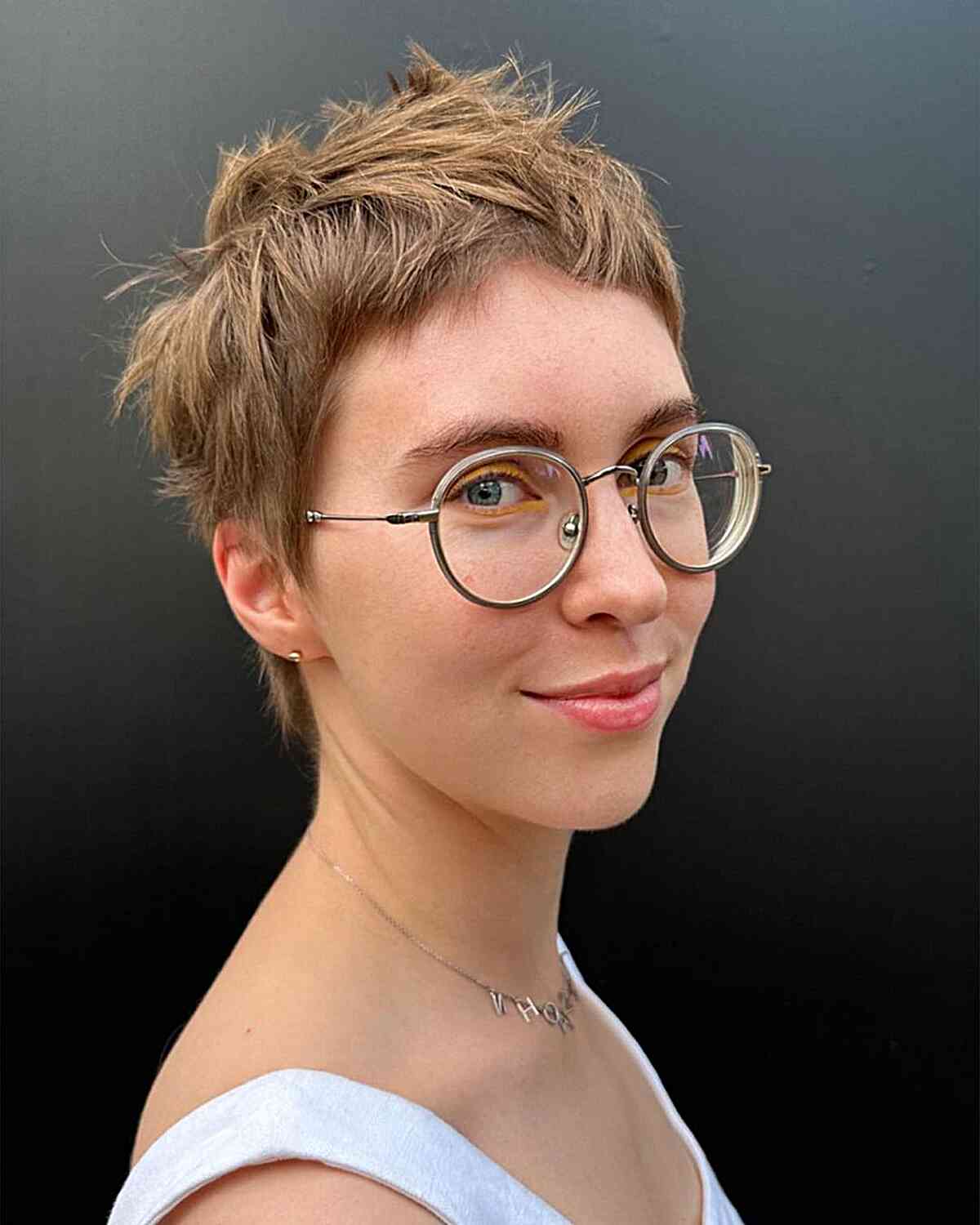 25 coupes Pixie tendance des années 90 :des styles pour chaque forme de visage