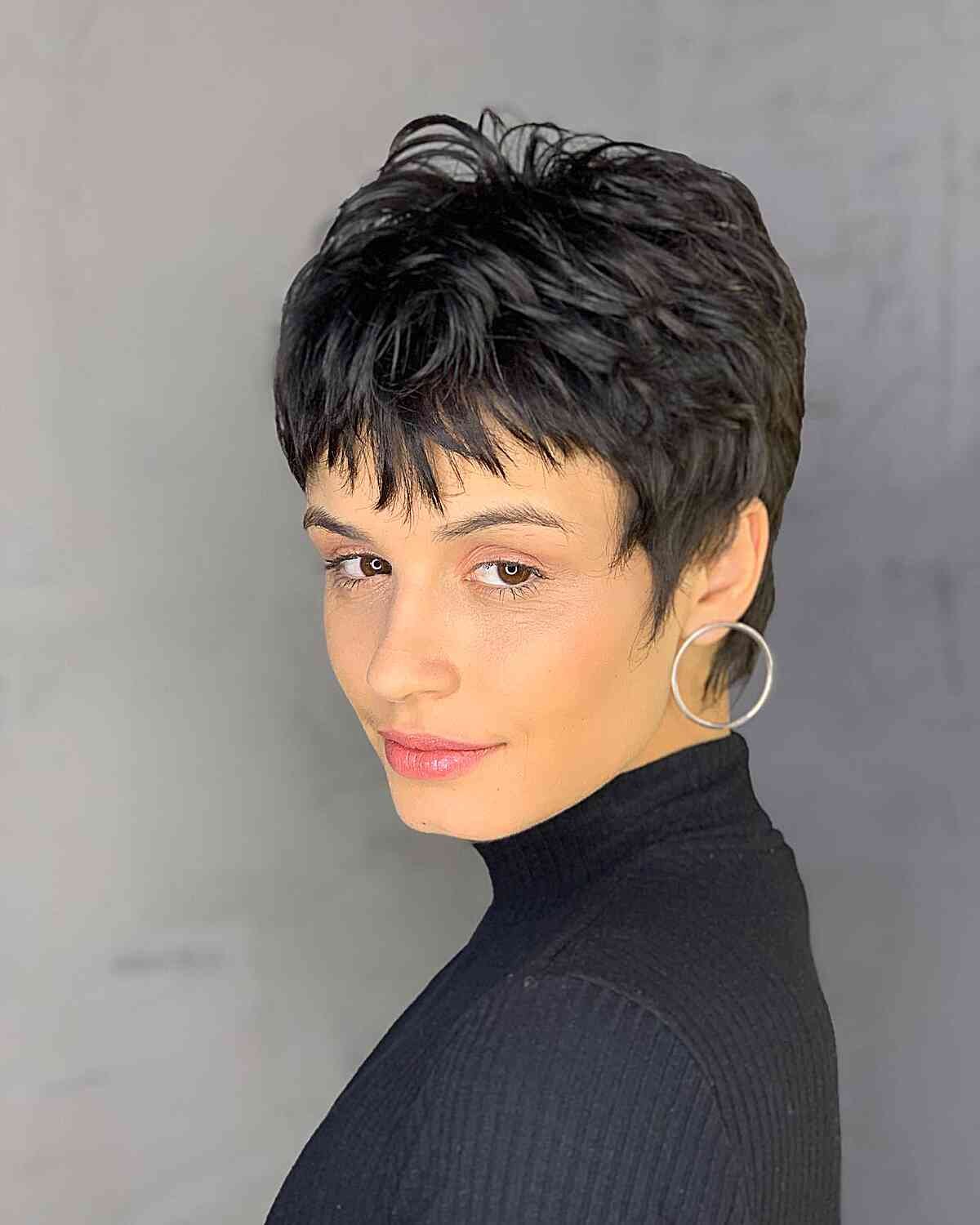 25 coupes Pixie tendance des années 90 :des styles pour chaque forme de visage