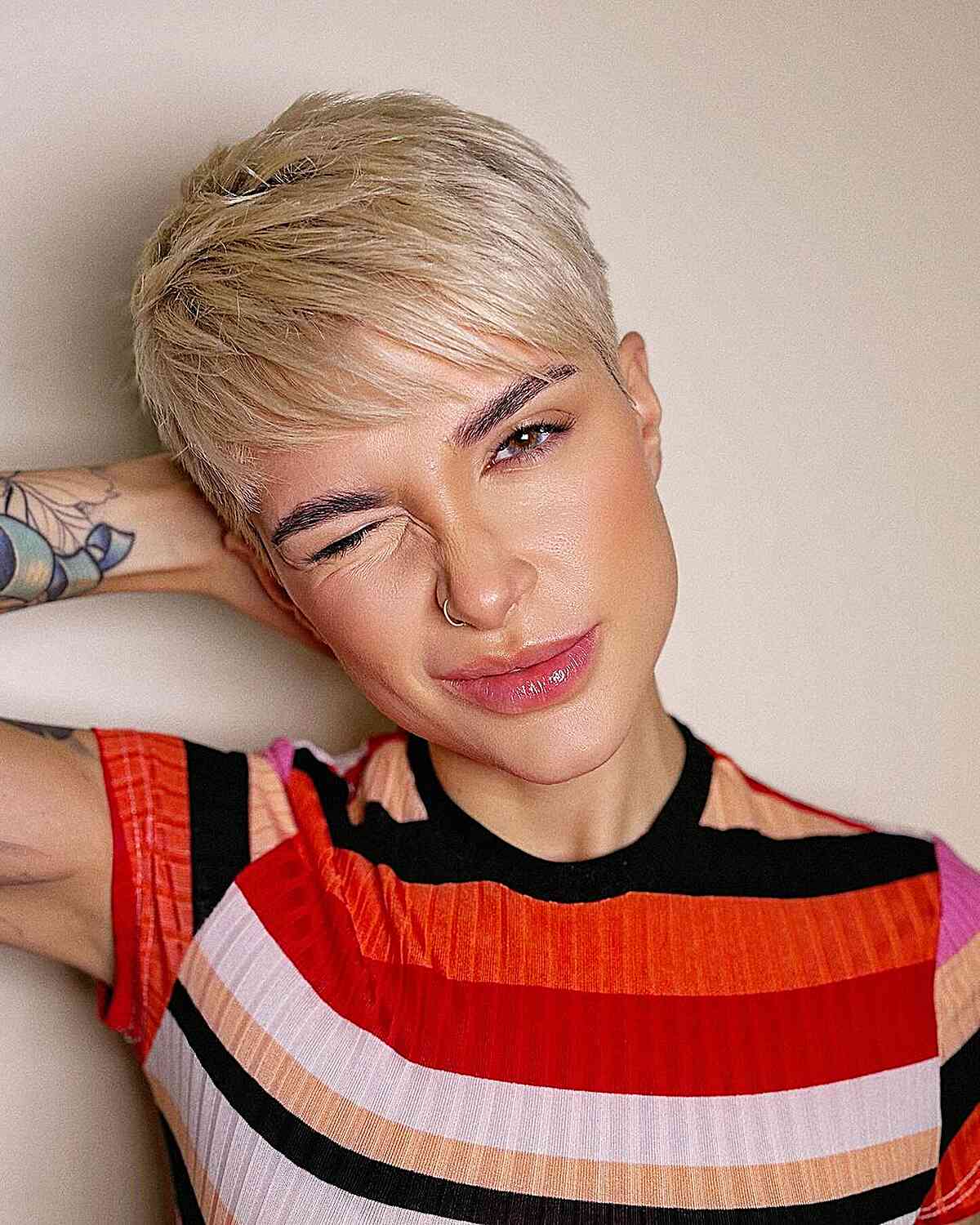 25 coupes Pixie tendance des années 90 :des styles pour chaque forme de visage