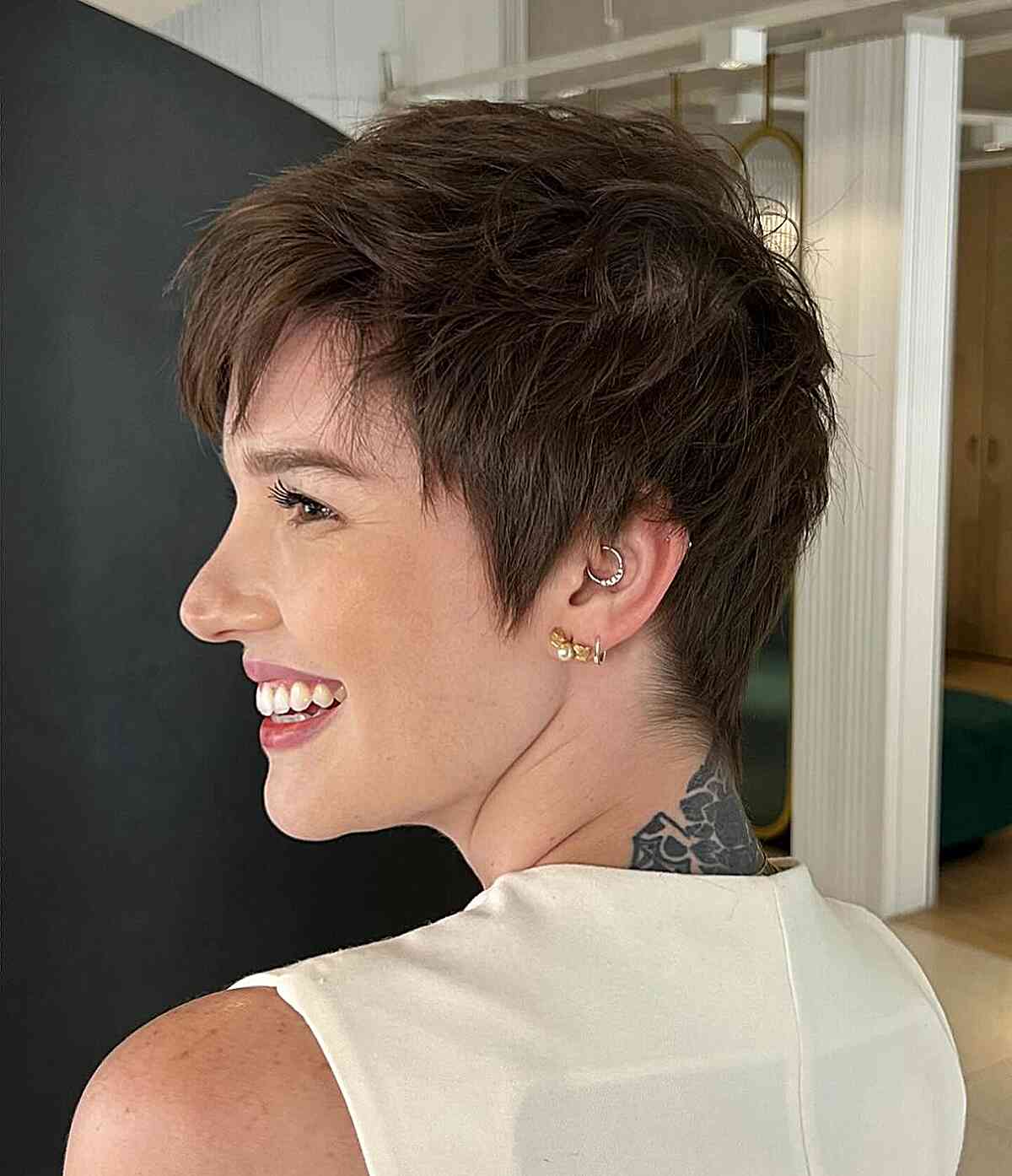 25 coupes Pixie tendance des années 90 :des styles pour chaque forme de visage