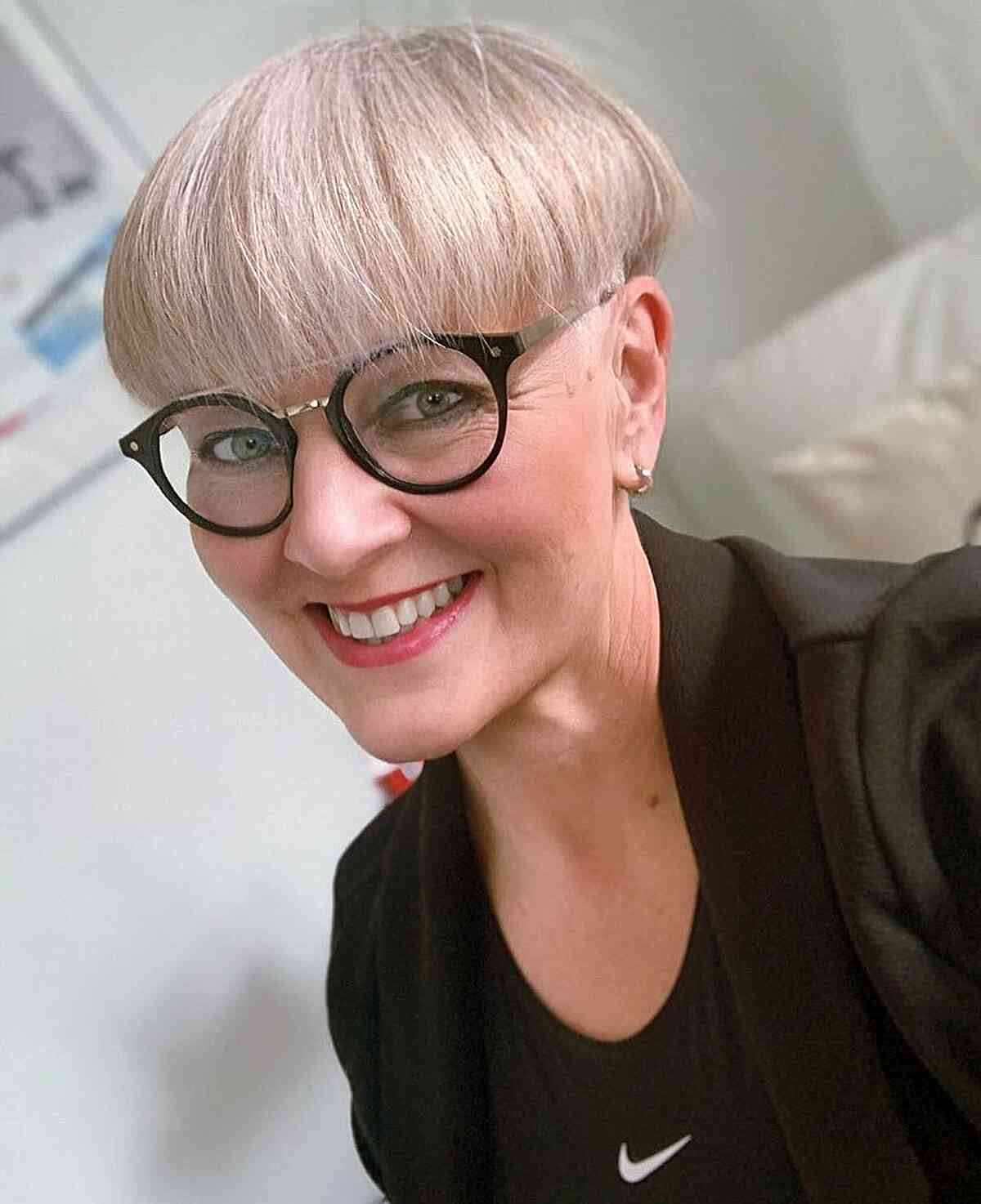 Coupes Pixie pour les femmes de plus de 50 ans avec des lunettes :plus de 50 idées élégantes 