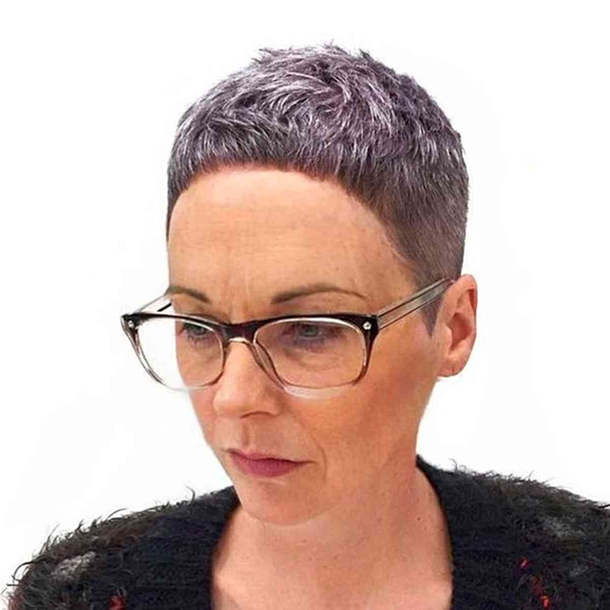 Coupes Pixie pour les femmes de plus de 50 ans avec des lunettes :plus de 50 idées élégantes 