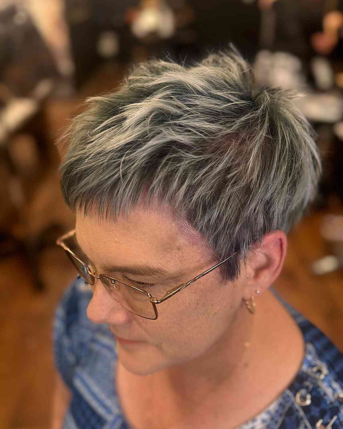Coupes Pixie pour les femmes de plus de 50 ans avec des lunettes :plus de 50 idées élégantes 