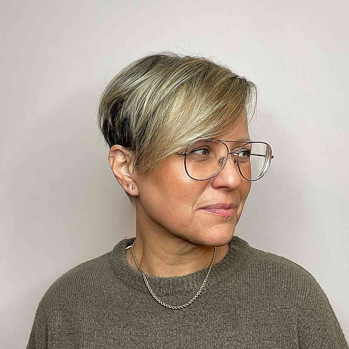 Coupes Pixie pour les femmes de plus de 50 ans avec des lunettes :plus de 50 idées élégantes 