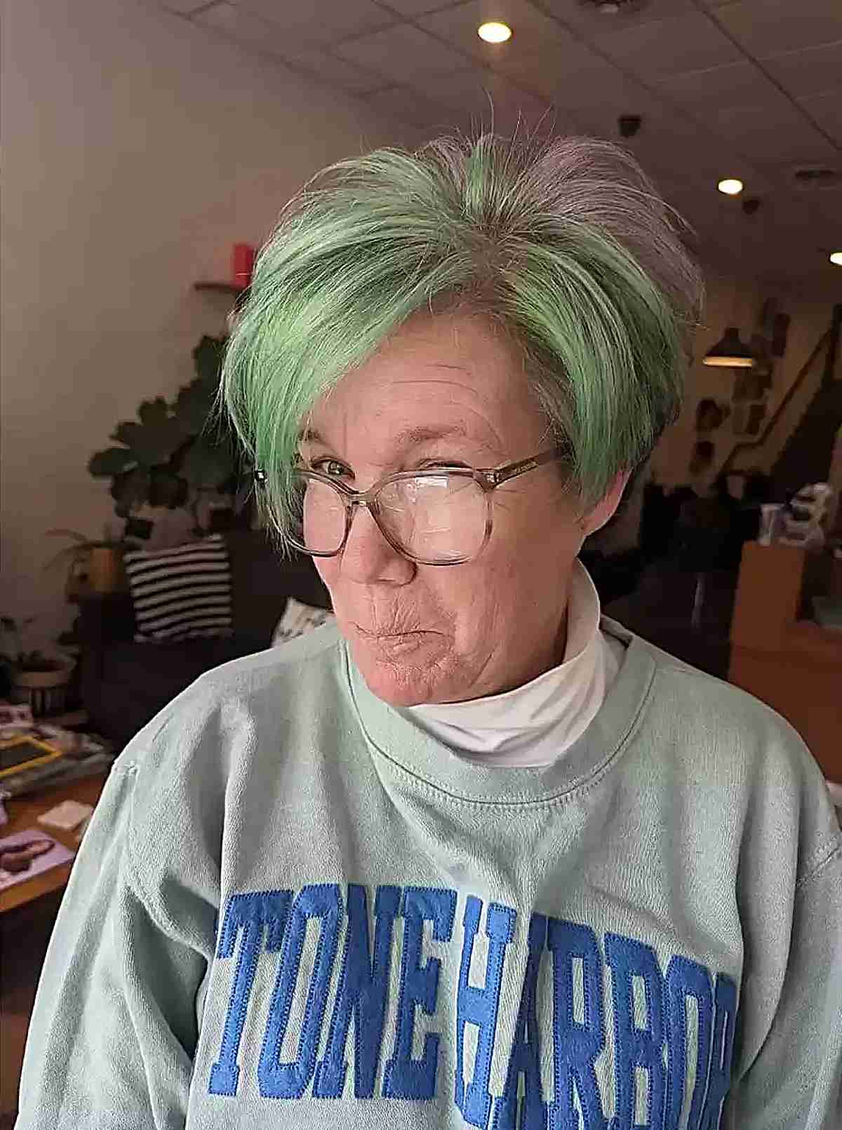 Coupes Pixie pour les femmes de plus de 50 ans avec des lunettes :plus de 50 idées élégantes 