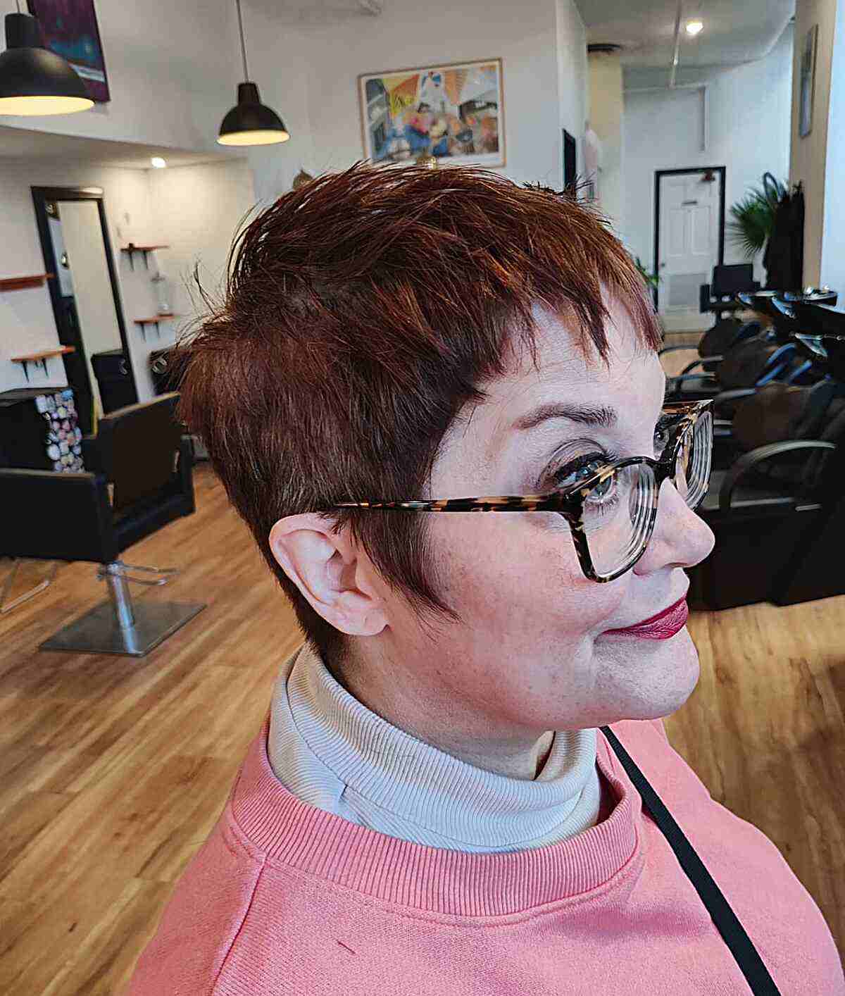 Coupes Pixie pour les femmes de plus de 50 ans avec des lunettes :plus de 50 idées élégantes 