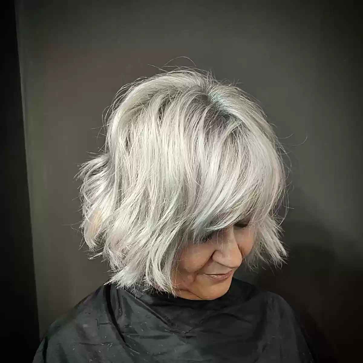Os melhores penteados na altura do queixo para mulheres com mais de 60 anos:elegantes e fáceis de gerenciar 