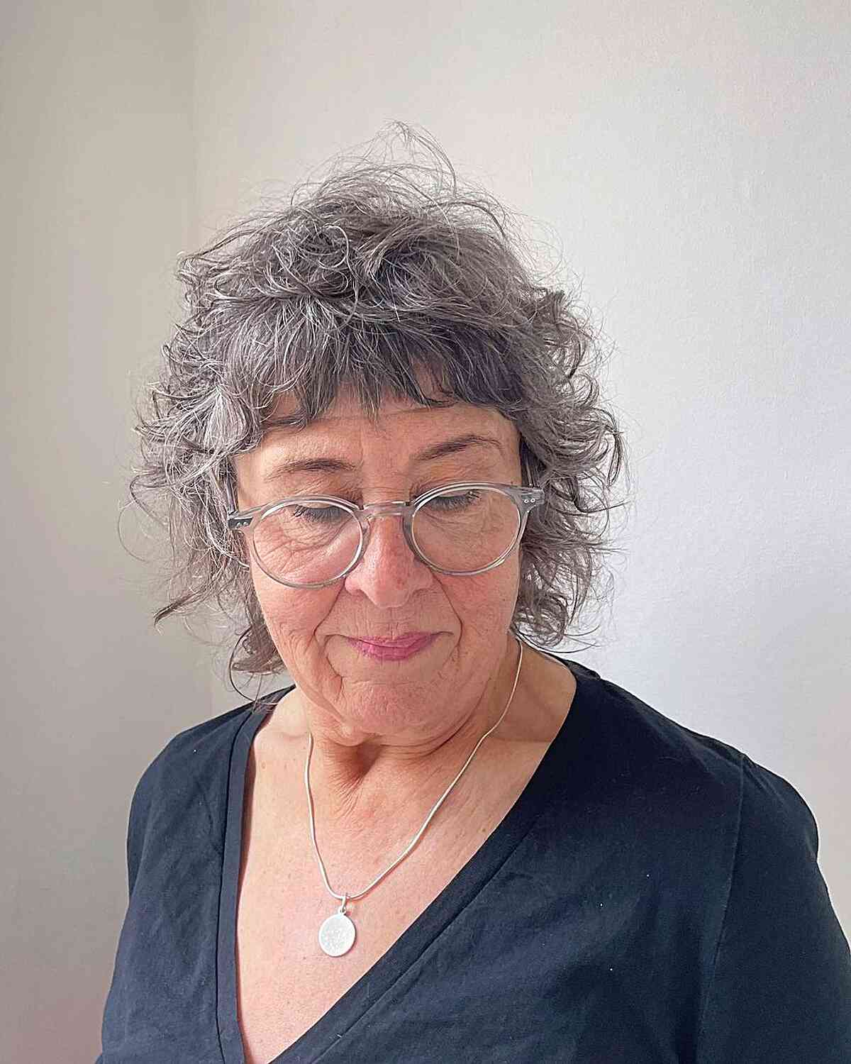Os melhores penteados na altura do queixo para mulheres com mais de 60 anos:elegantes e fáceis de gerenciar 
