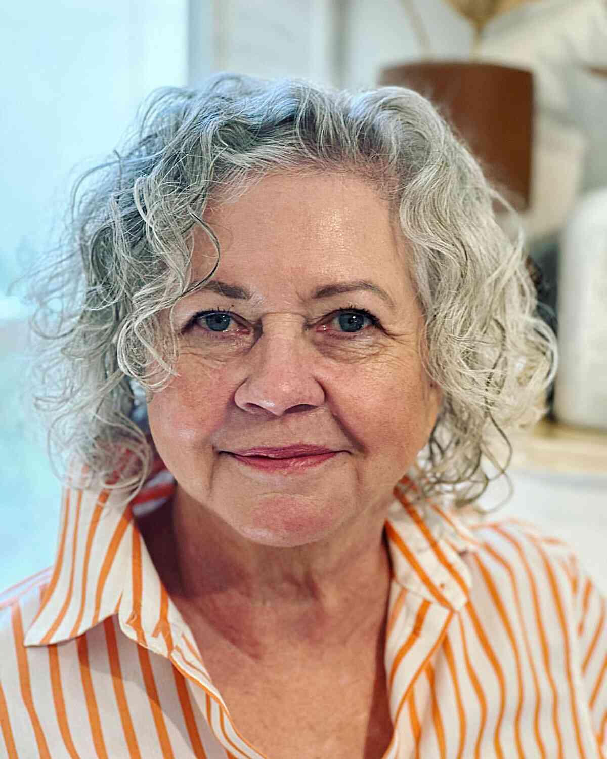 Os melhores penteados na altura do queixo para mulheres com mais de 60 anos:elegantes e fáceis de gerenciar 