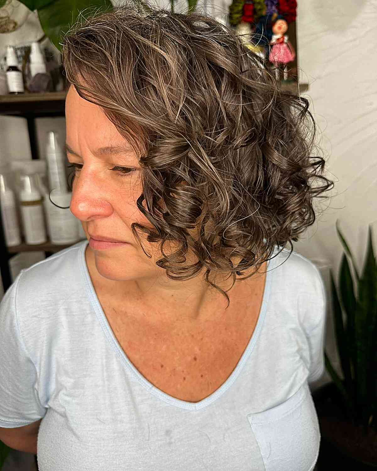 Os melhores penteados na altura do queixo para mulheres com mais de 60 anos:elegantes e fáceis de gerenciar 