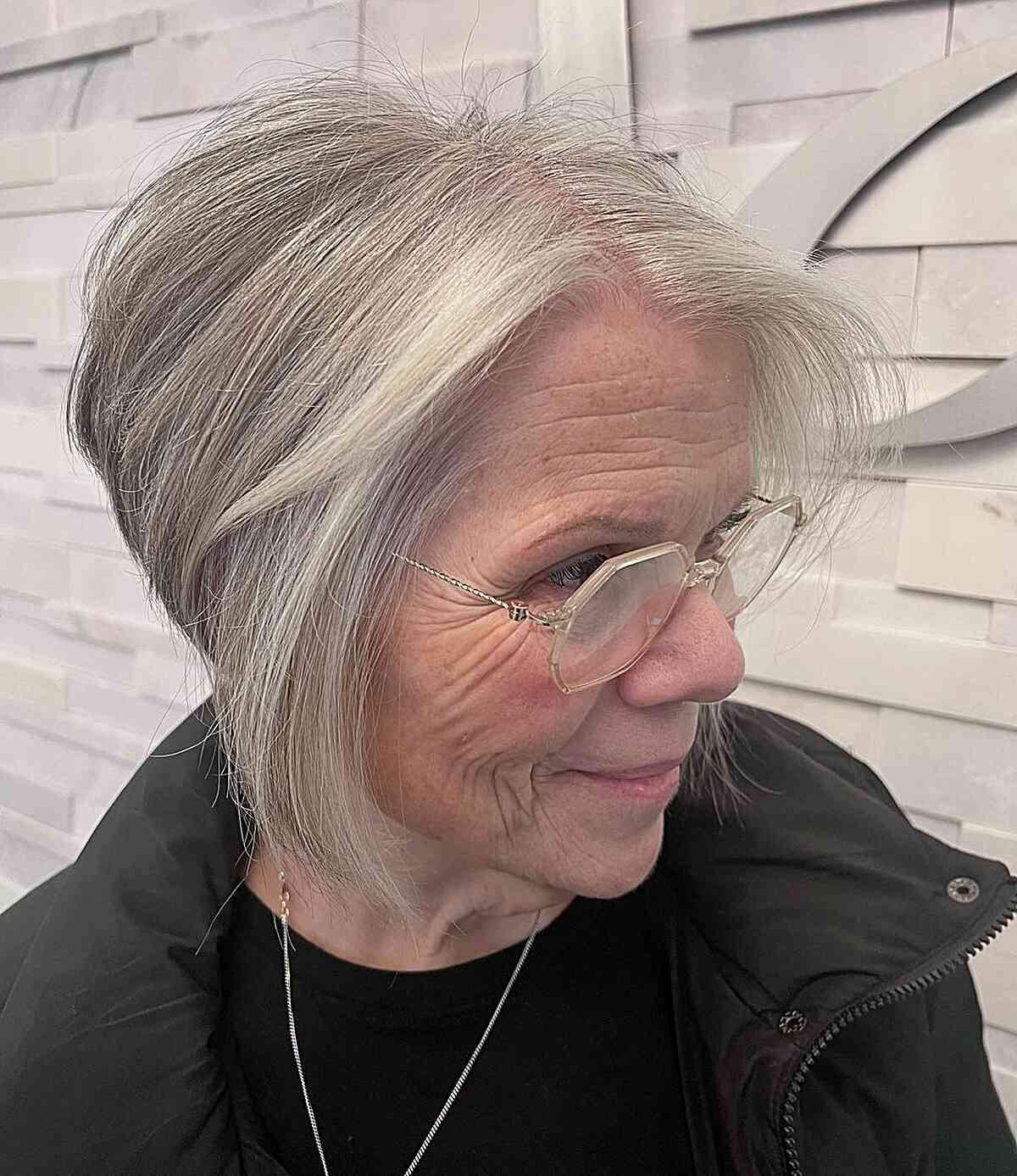 Os melhores penteados na altura do queixo para mulheres com mais de 60 anos:elegantes e fáceis de gerenciar 