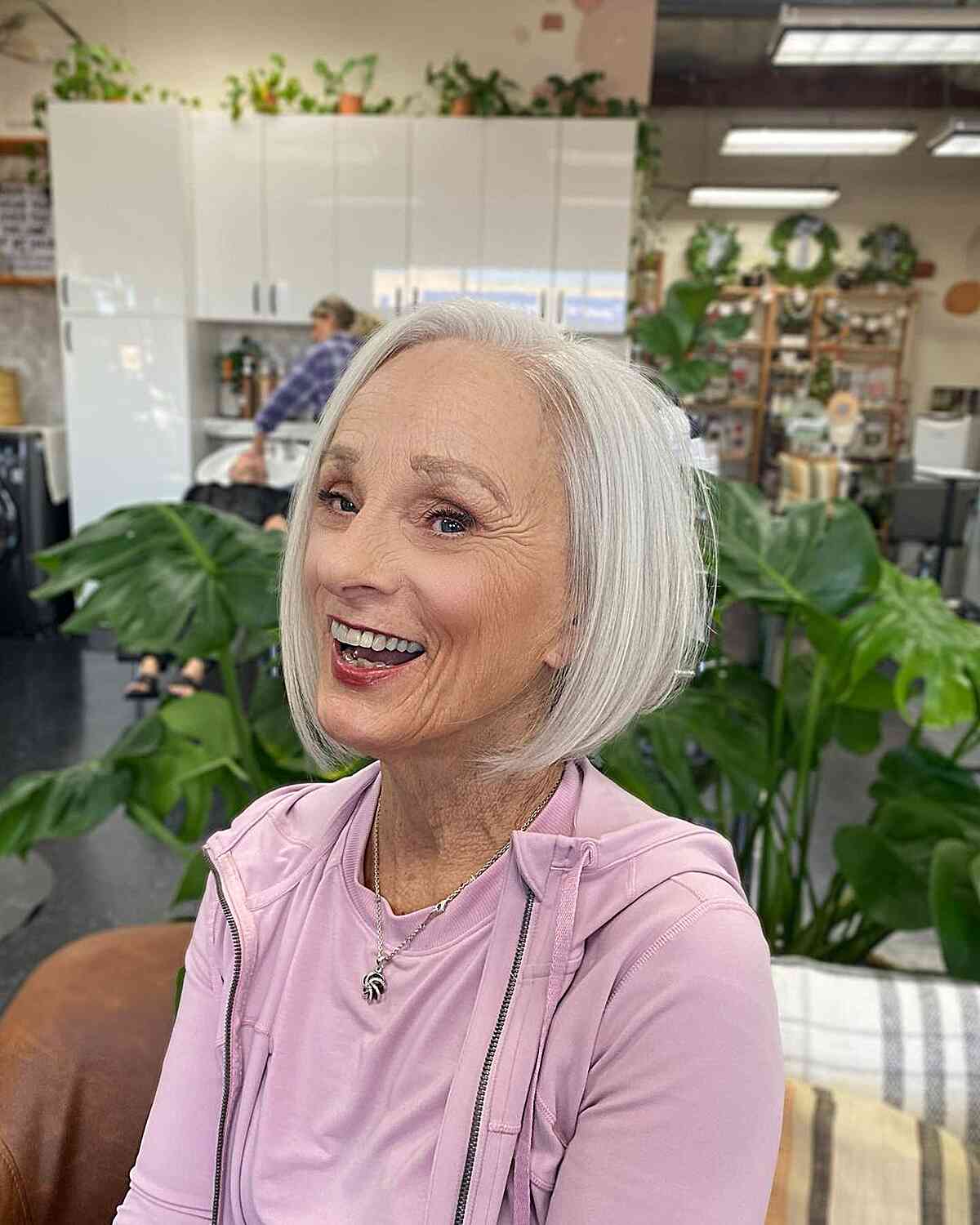 Os melhores penteados na altura do queixo para mulheres com mais de 60 anos:elegantes e fáceis de gerenciar 
