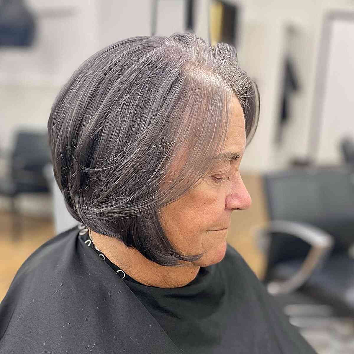 Os melhores penteados na altura do queixo para mulheres com mais de 60 anos:elegantes e fáceis de gerenciar 