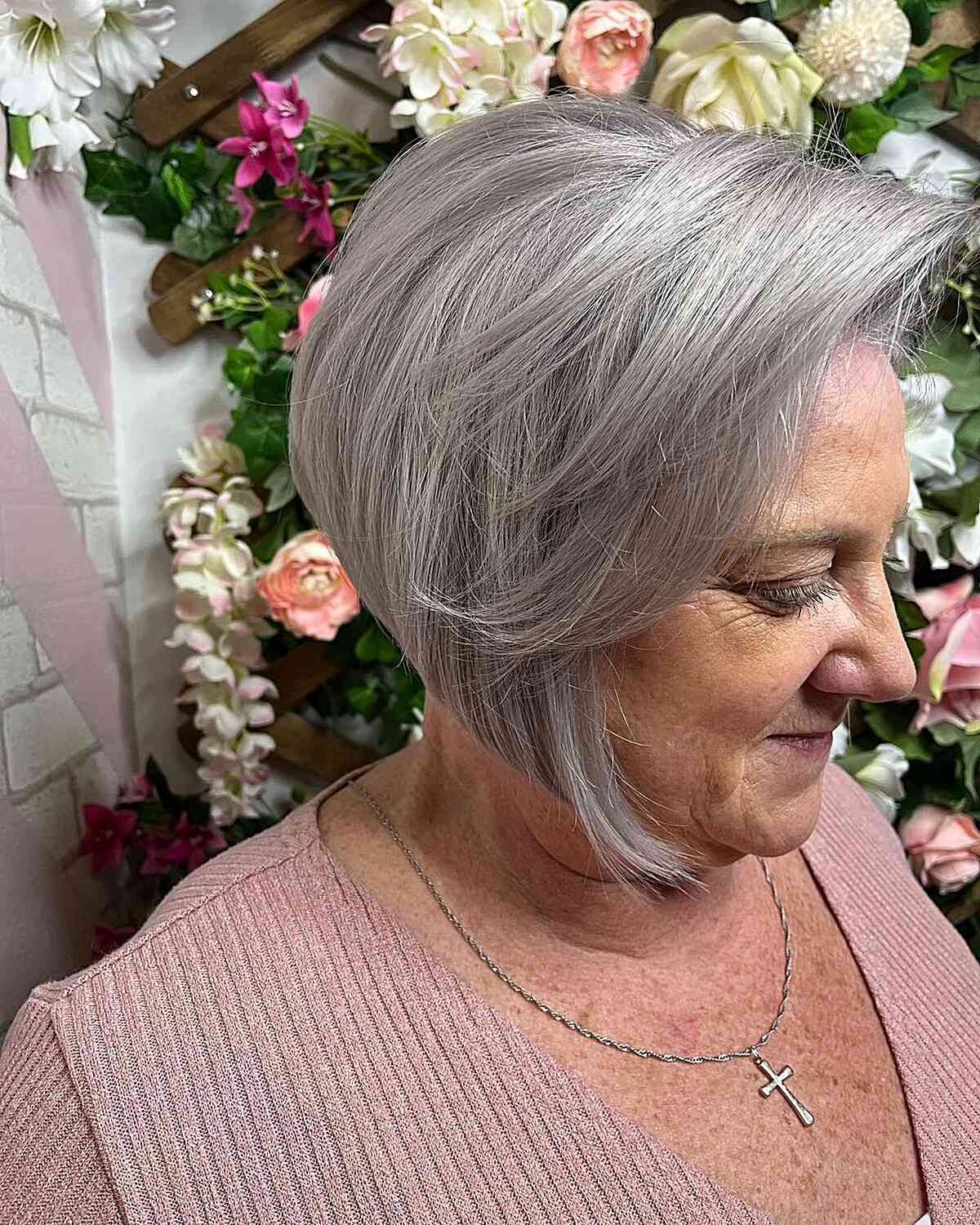 Os melhores penteados na altura do queixo para mulheres com mais de 60 anos:elegantes e fáceis de gerenciar 