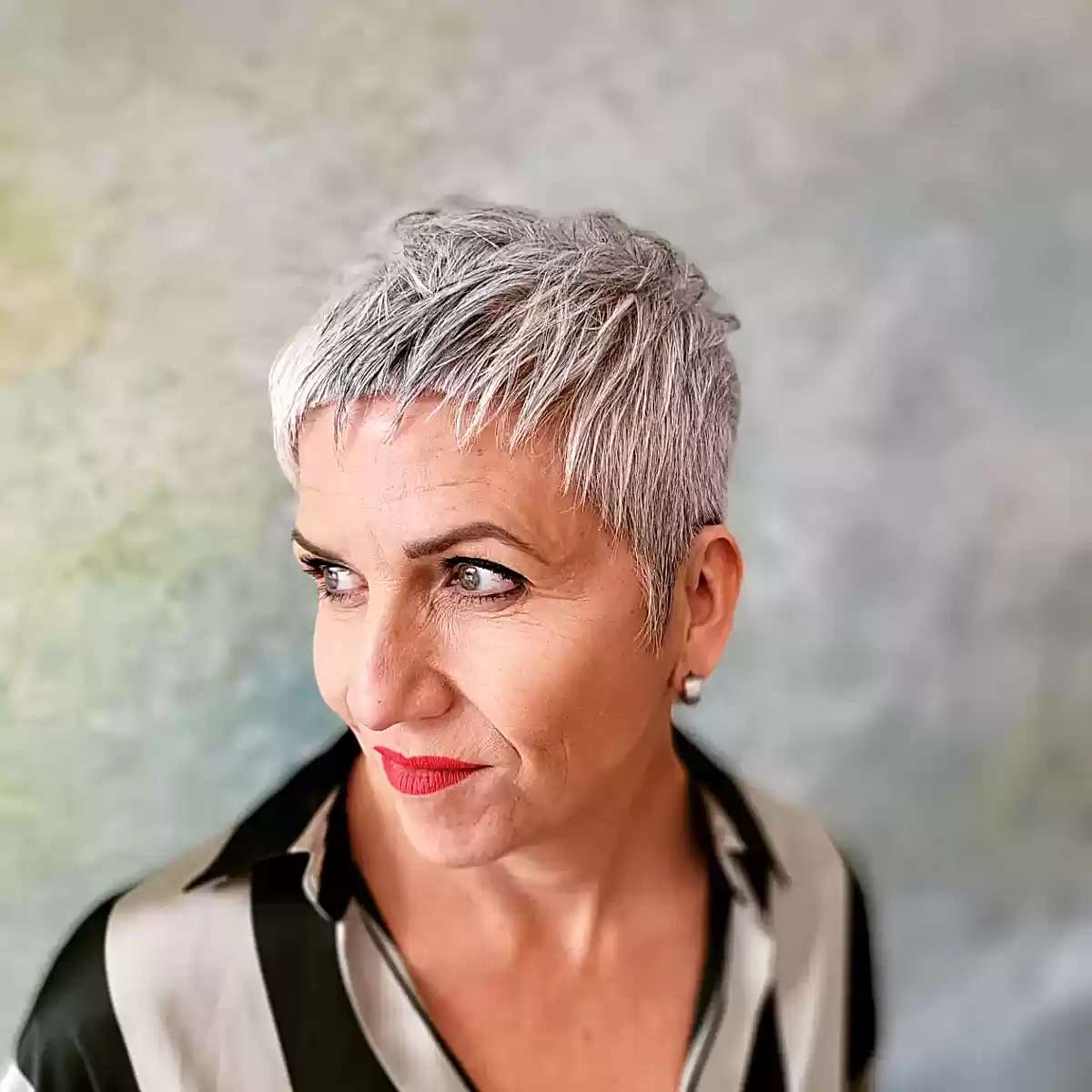 Volume et style :50 coupes Pixie pour les femmes de plus de 60 ans aux cheveux fins