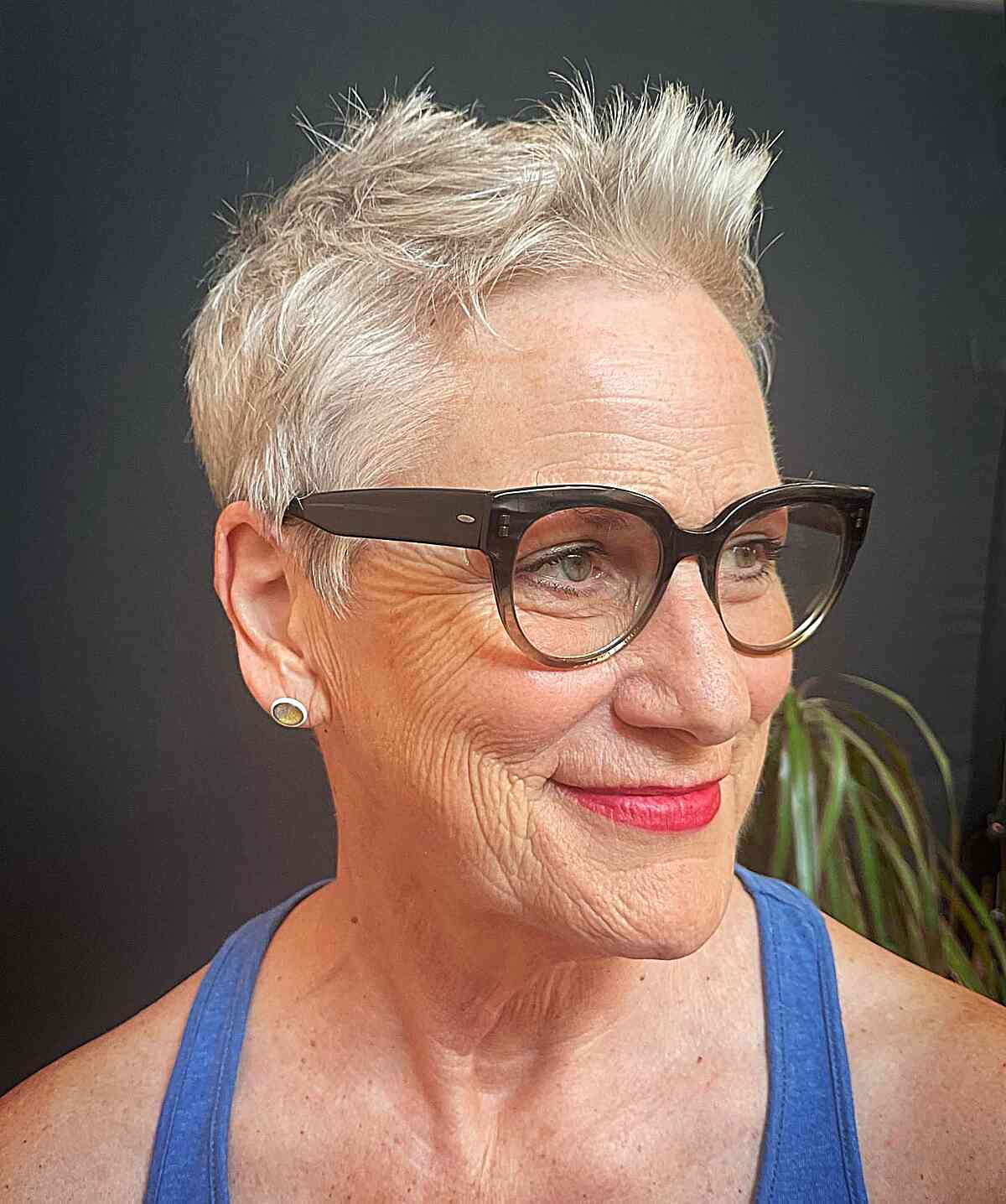 Volume et style :50 coupes Pixie pour les femmes de plus de 60 ans aux cheveux fins