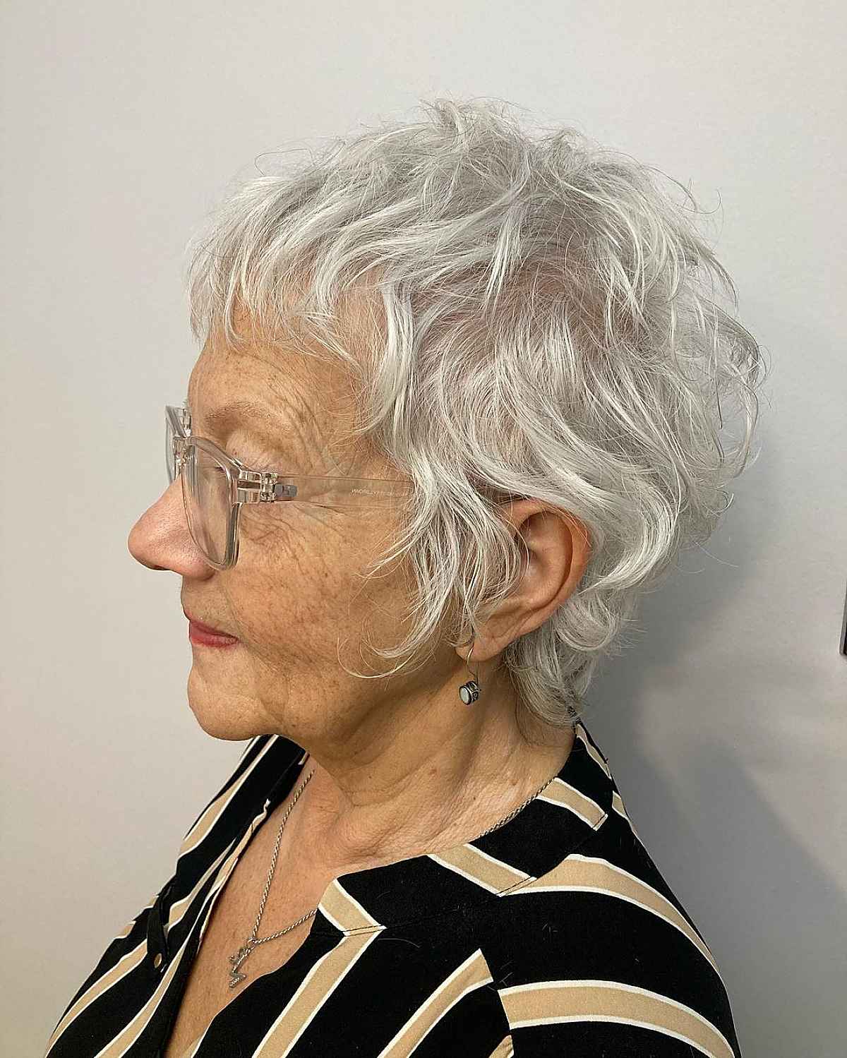 Volume et style :50 coupes Pixie pour les femmes de plus de 60 ans aux cheveux fins