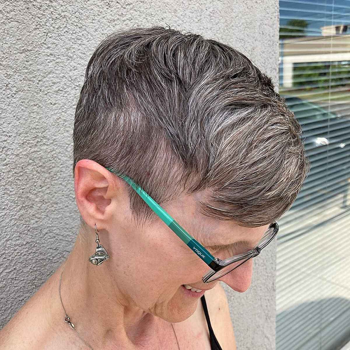 Volume et style :50 coupes Pixie pour les femmes de plus de 60 ans aux cheveux fins