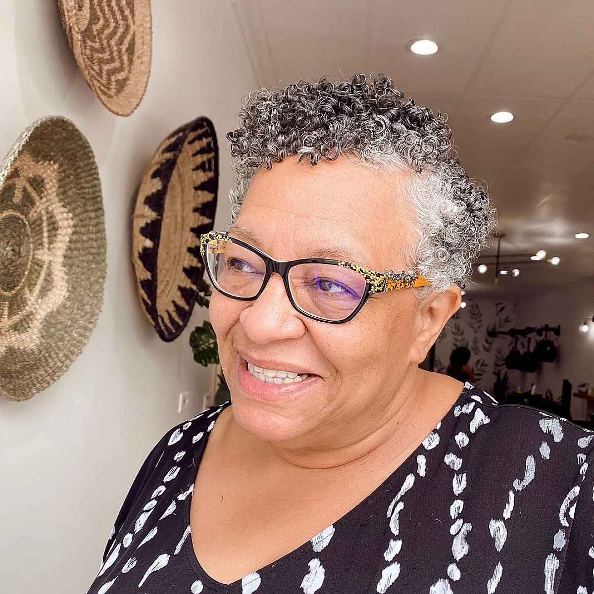Volume et style :50 coupes Pixie pour les femmes de plus de 60 ans aux cheveux fins