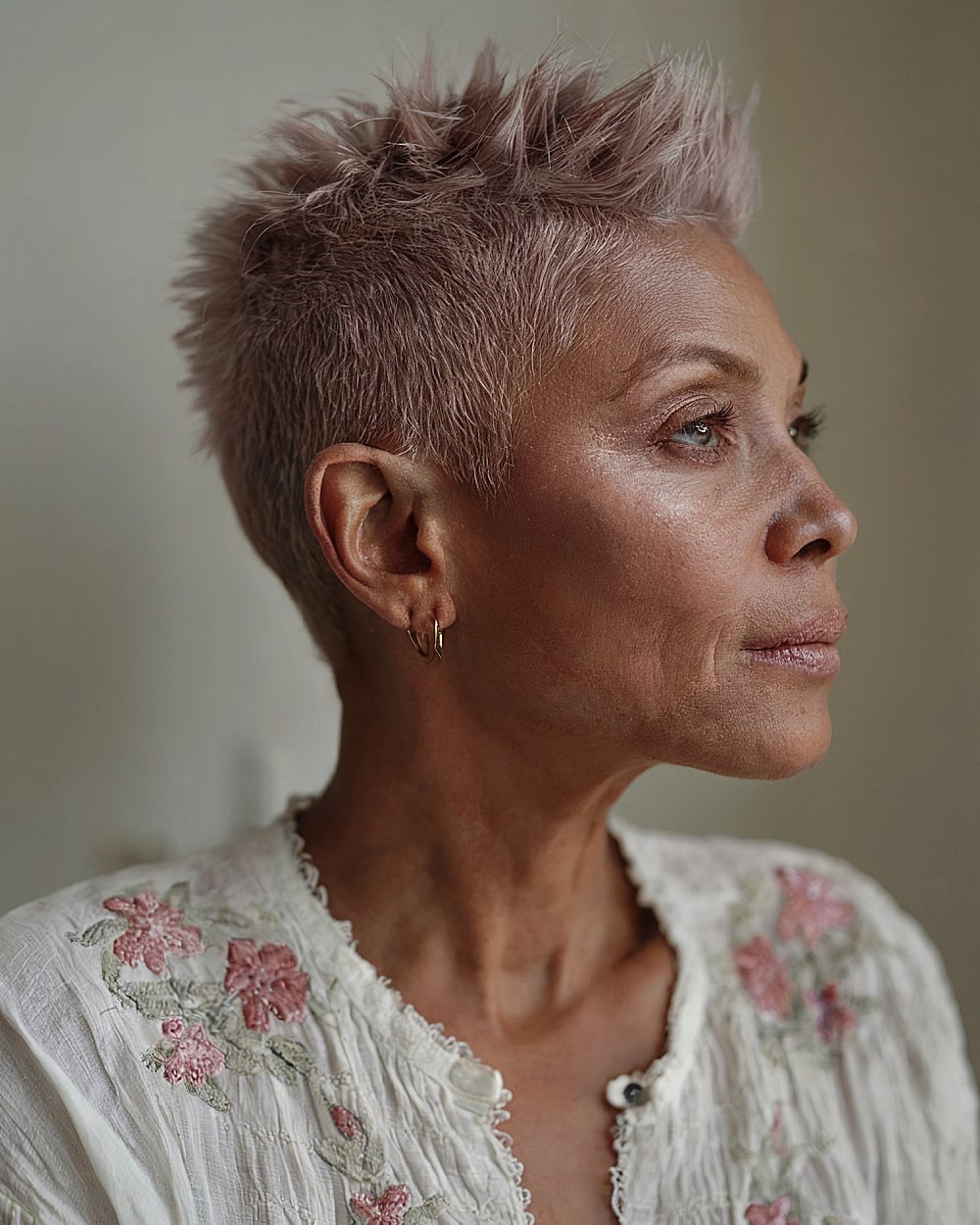 Coupes de cheveux courtes élégantes pour les femmes de plus de 60 ans :51 idées modernes
