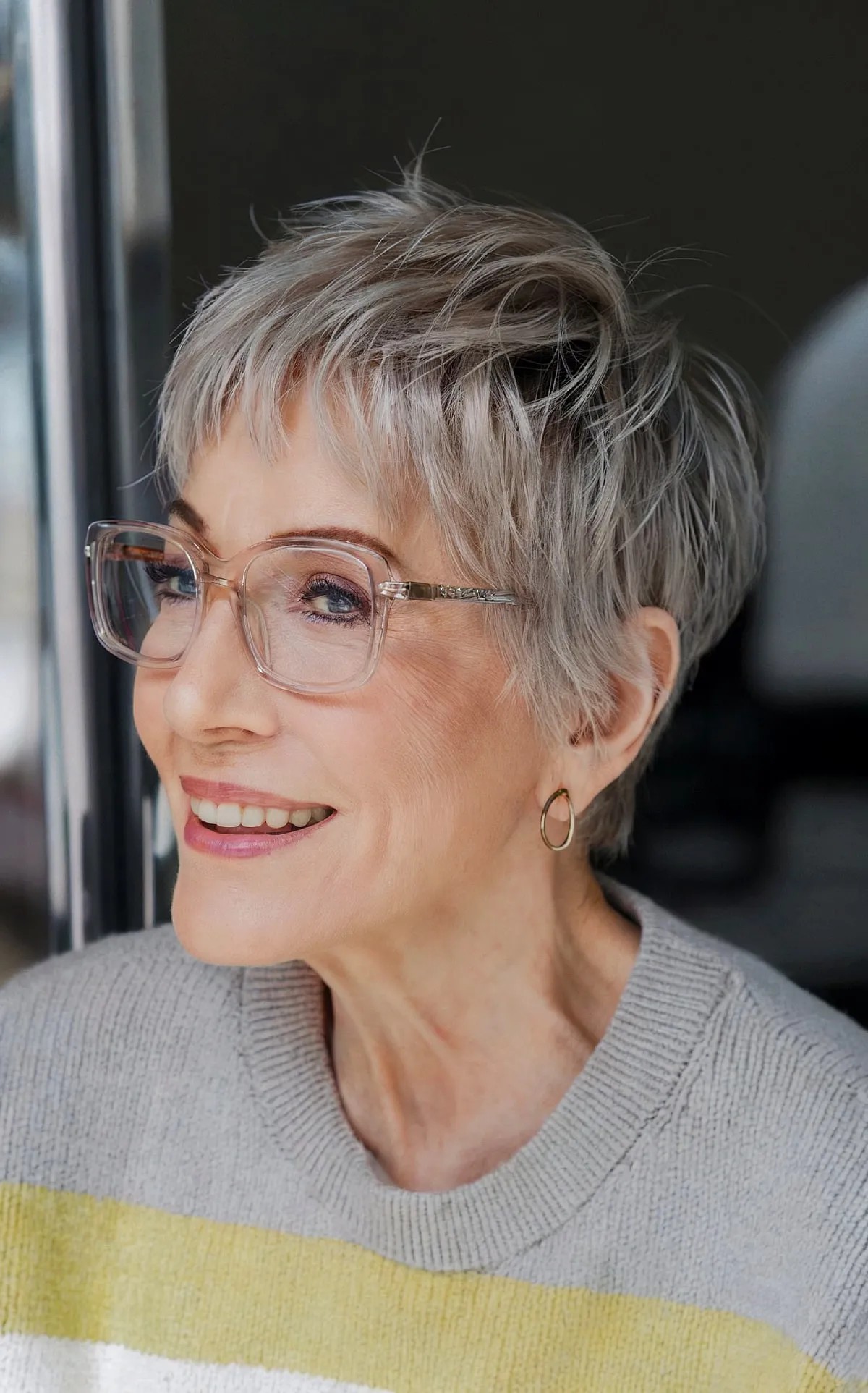 Coupes de cheveux courtes élégantes pour les femmes de plus de 60 ans :51 idées modernes