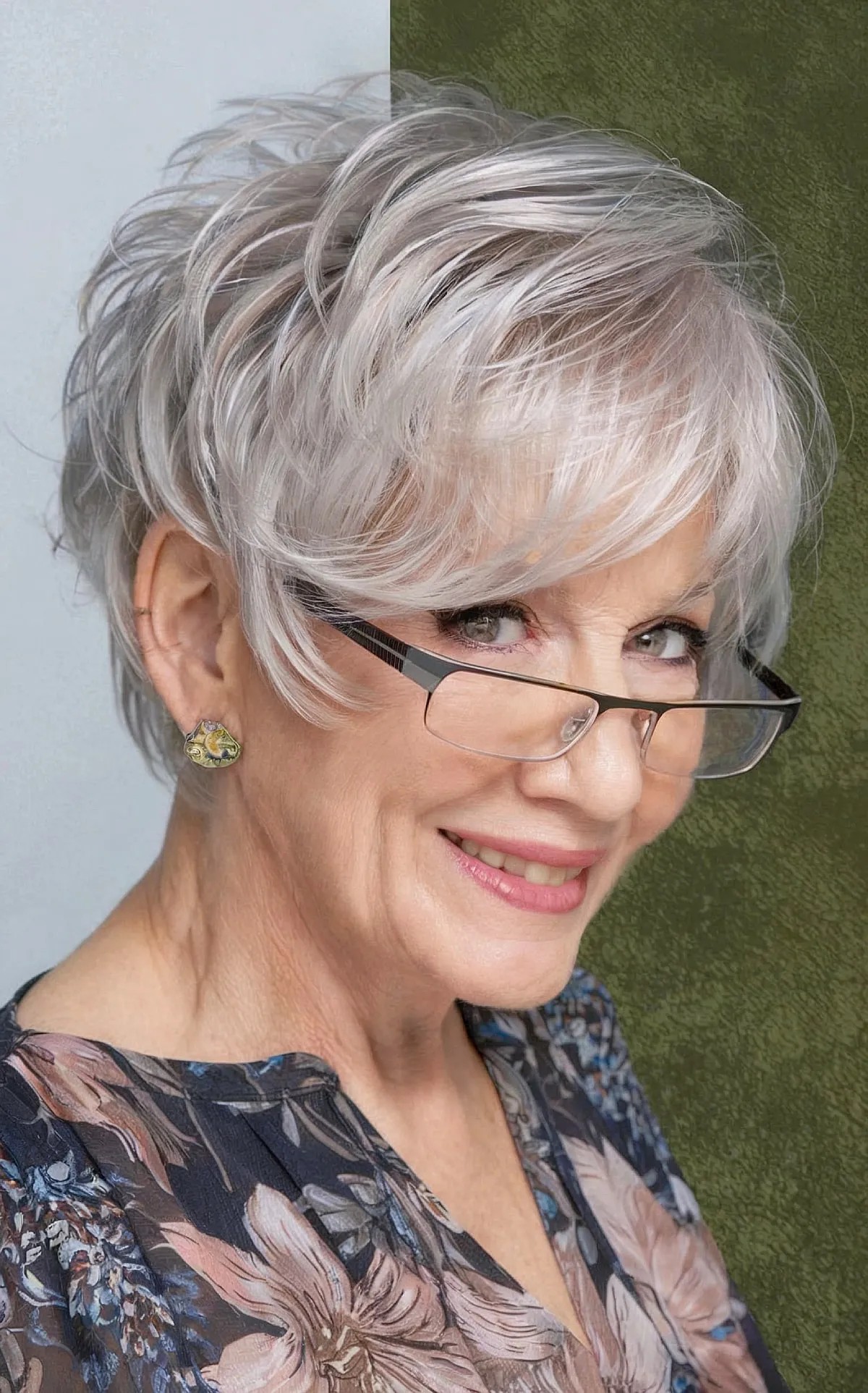 Coupes de cheveux courtes élégantes pour les femmes de plus de 60 ans :51 idées modernes