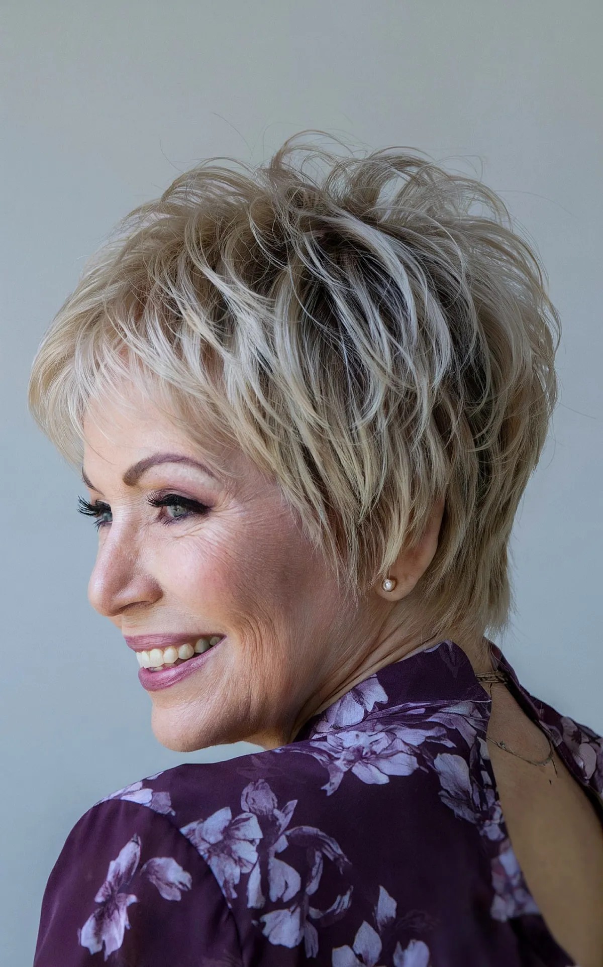 Coupes de cheveux courtes élégantes pour les femmes de plus de 60 ans :51 idées modernes