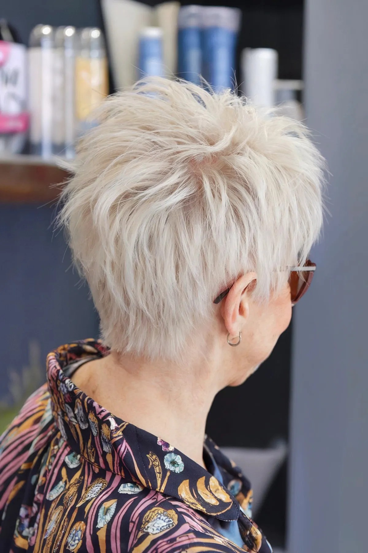 Coupes de cheveux courtes élégantes pour les femmes de plus de 60 ans :51 idées modernes