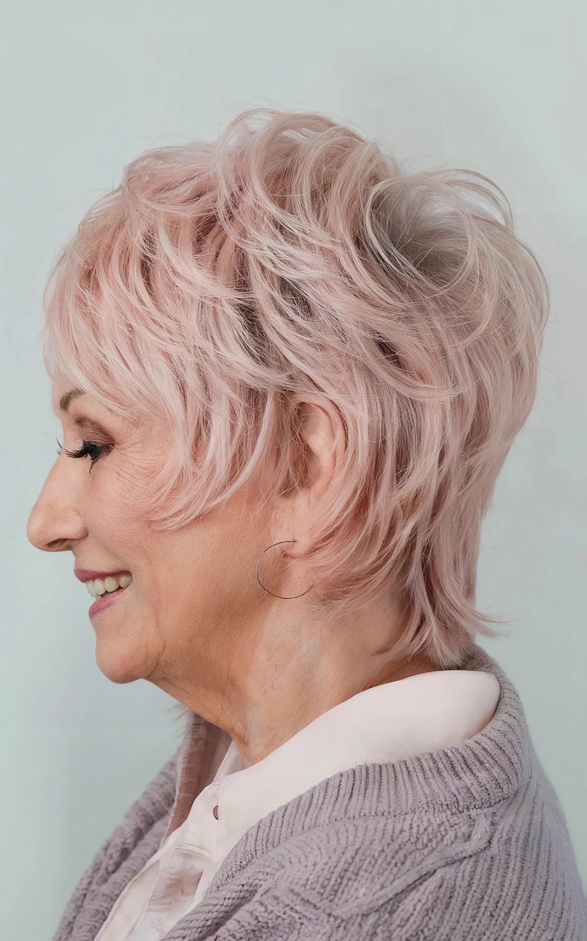 Coupes de cheveux courtes élégantes pour les femmes de plus de 60 ans :51 idées modernes