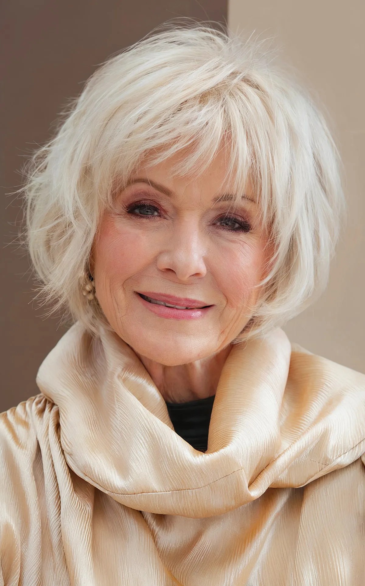 Coupes de cheveux courtes élégantes pour les femmes de plus de 60 ans :51 idées modernes
