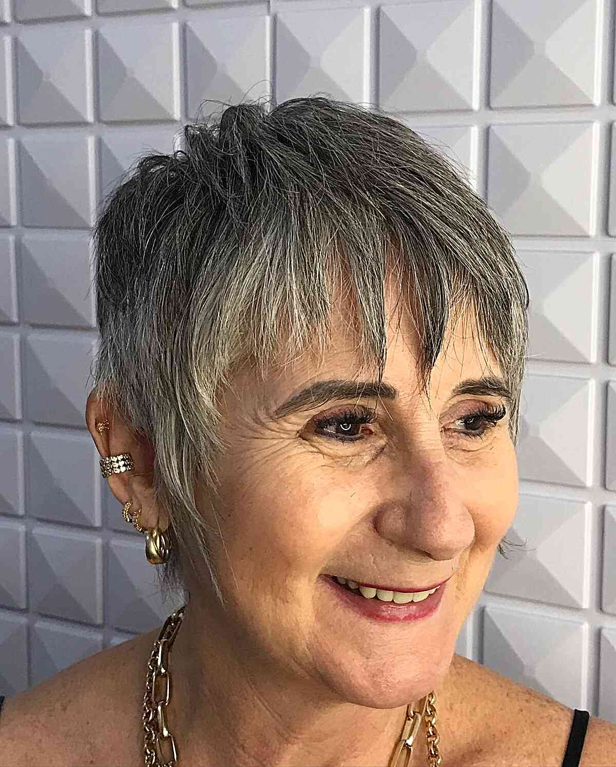 Coupes de cheveux courtes élégantes pour les femmes de plus de 60 ans :51 idées modernes