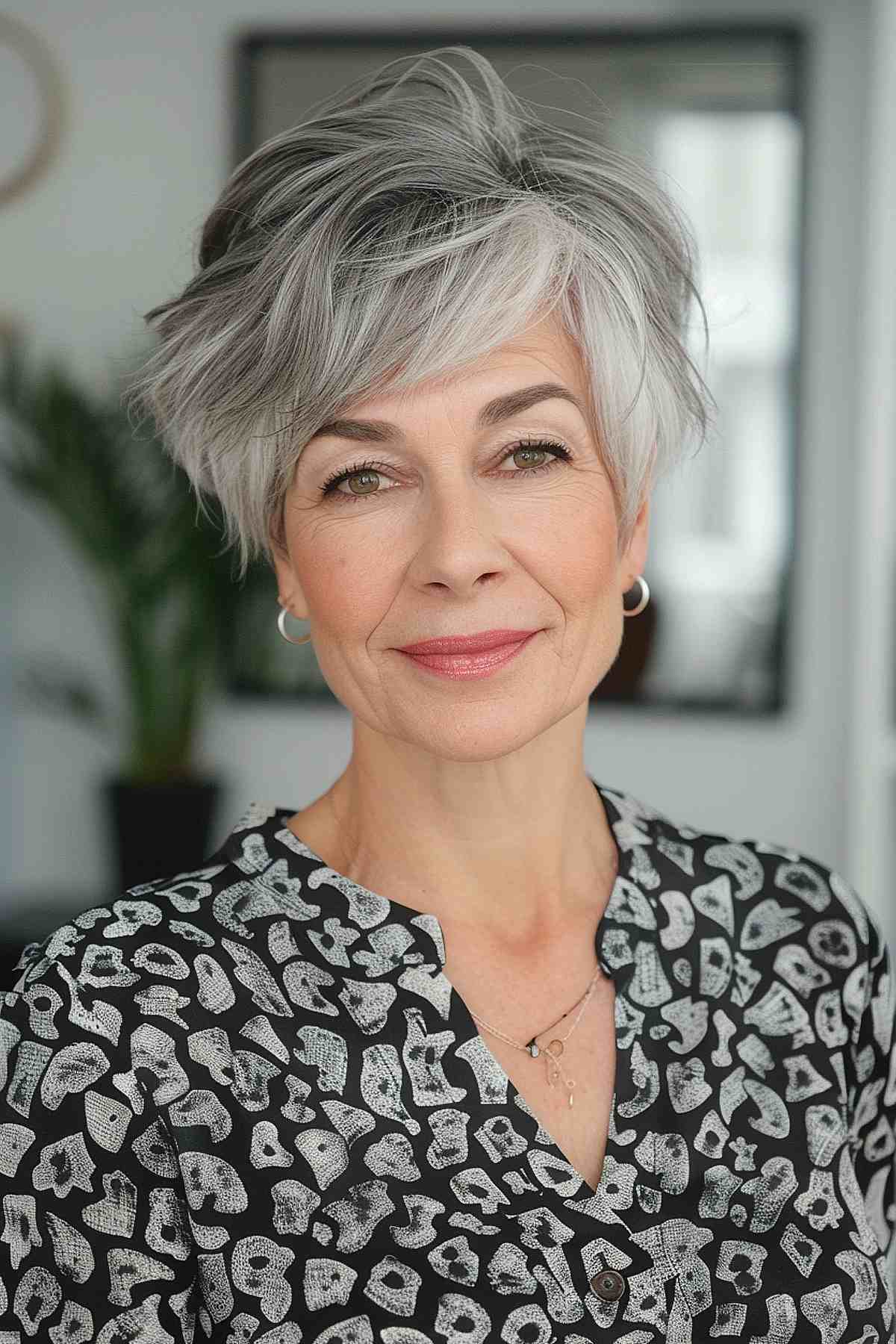 Tagli pixie lunghi per le donne over 50:acconciature eleganti e facili per il 2026